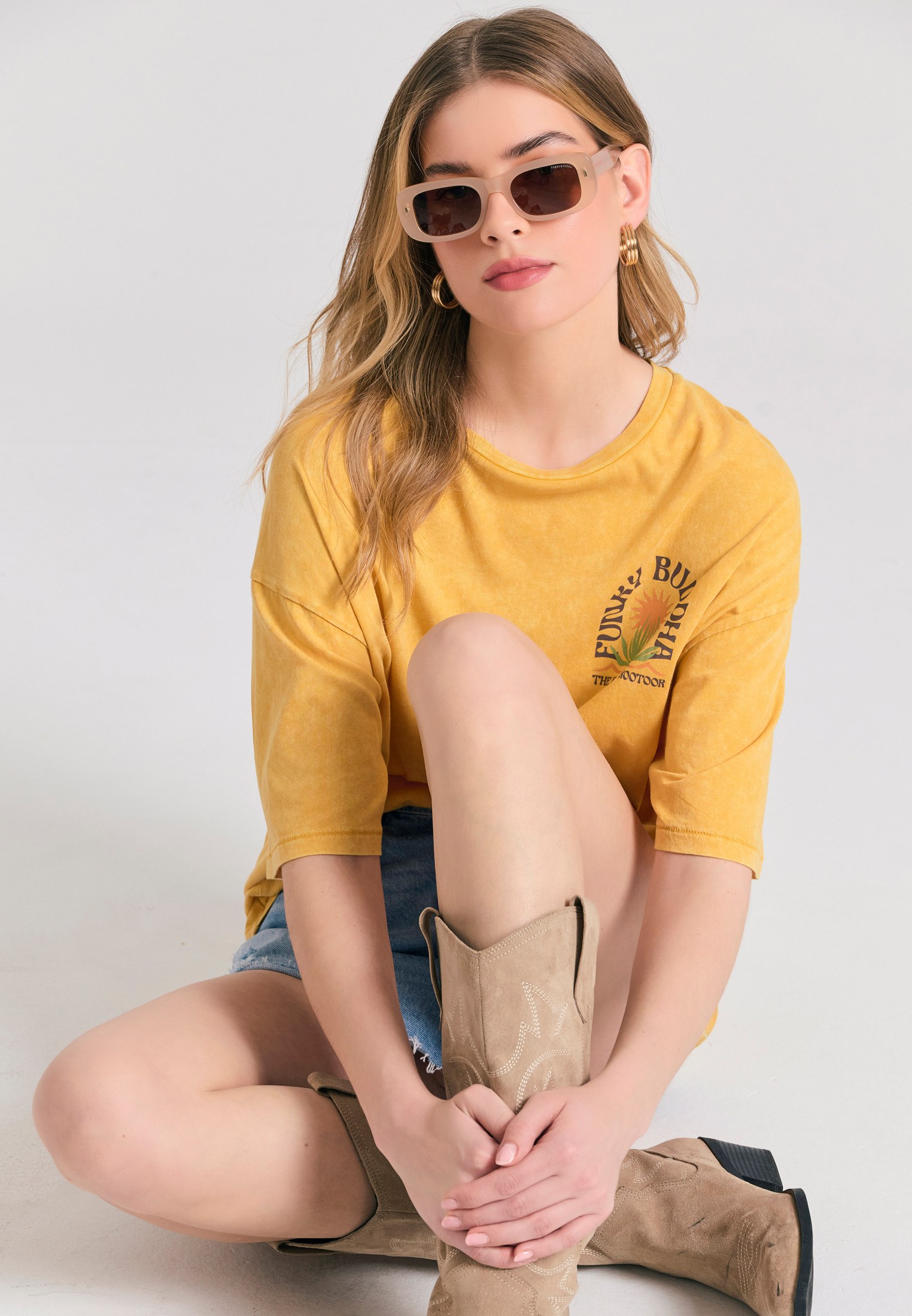 Γυναικείο τζιν σορτς με destroyed effects