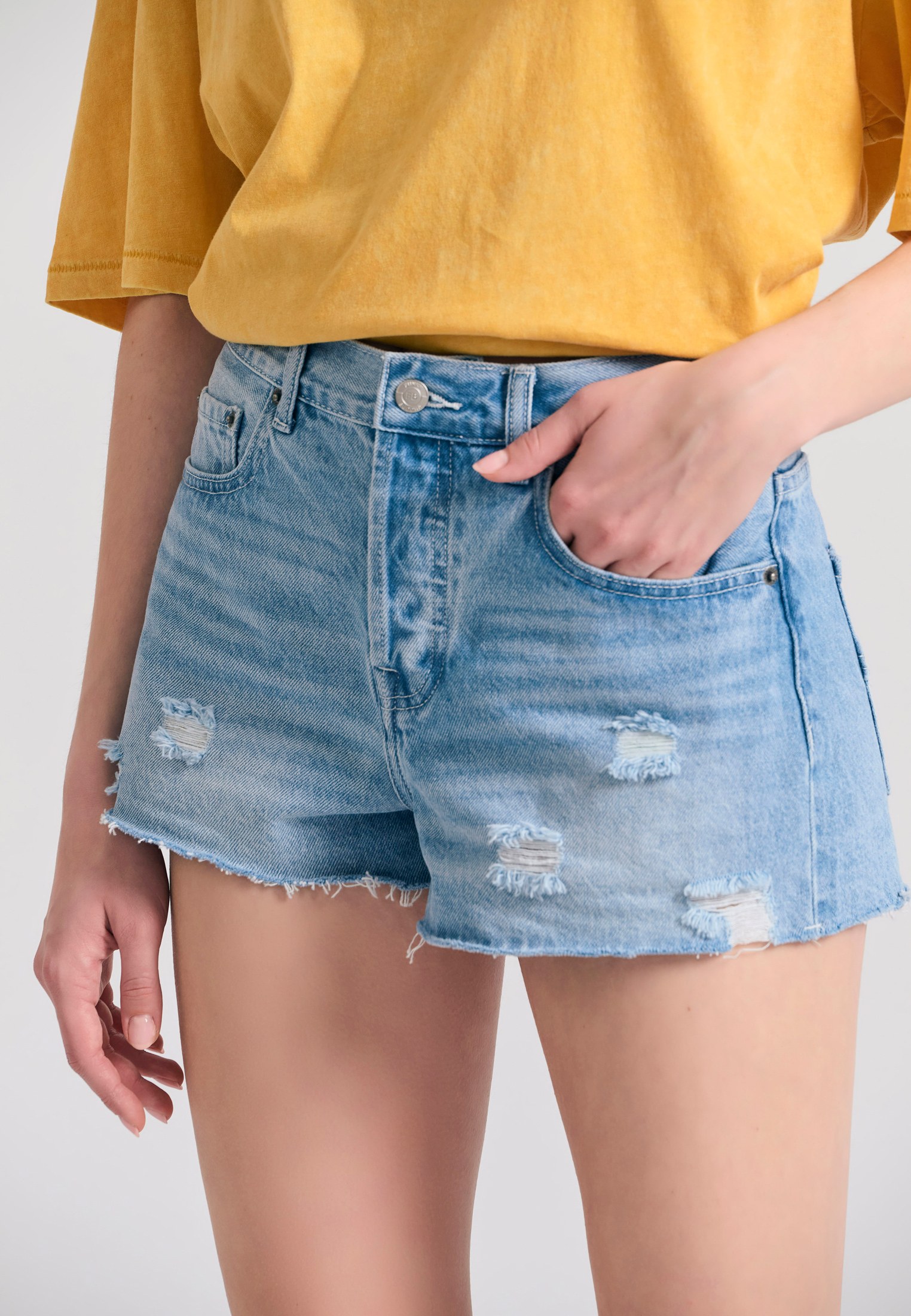 Γυναικείο τζιν σορτς με destroyed effects