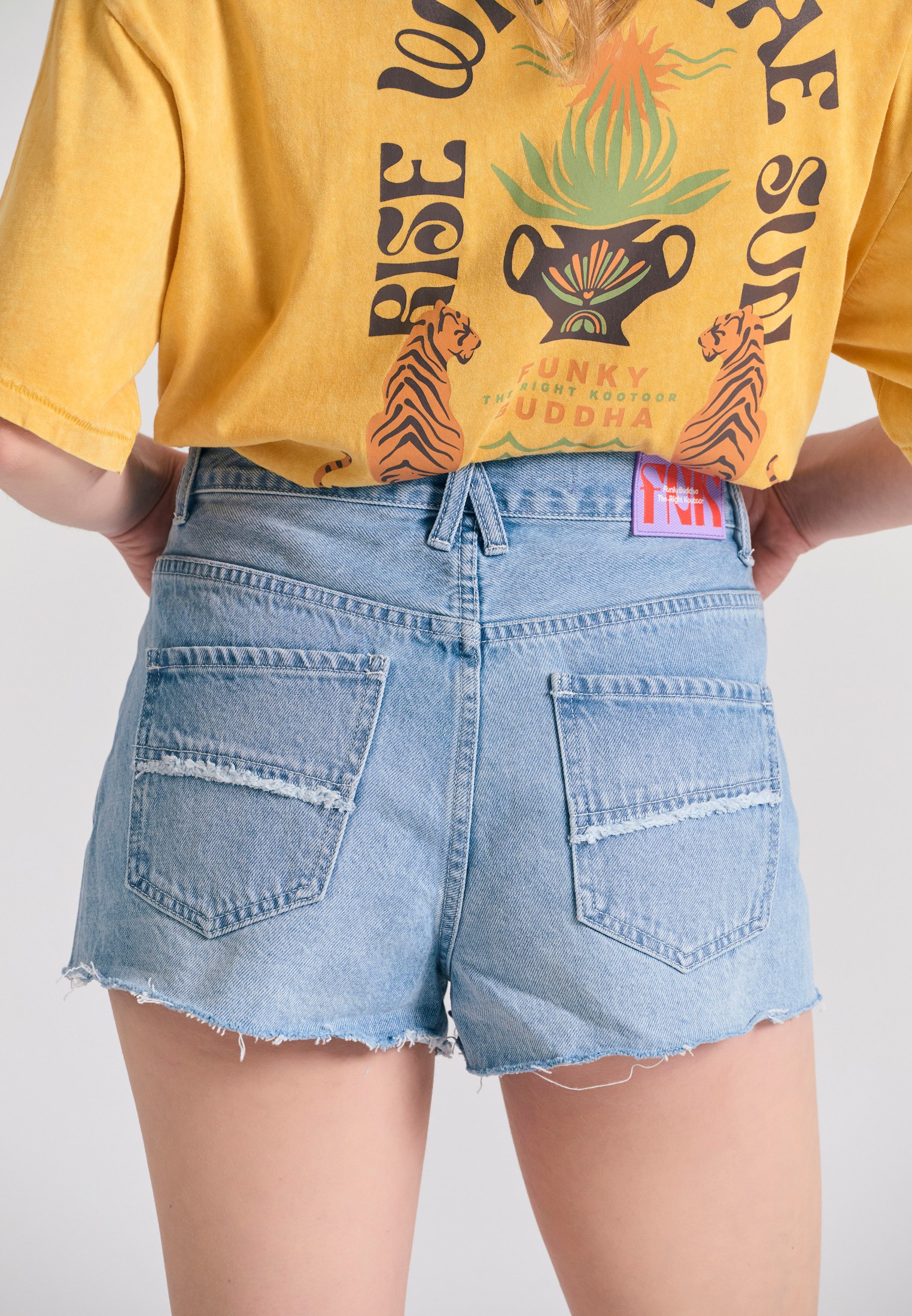 Γυναικείο τζιν σορτς με destroyed effects