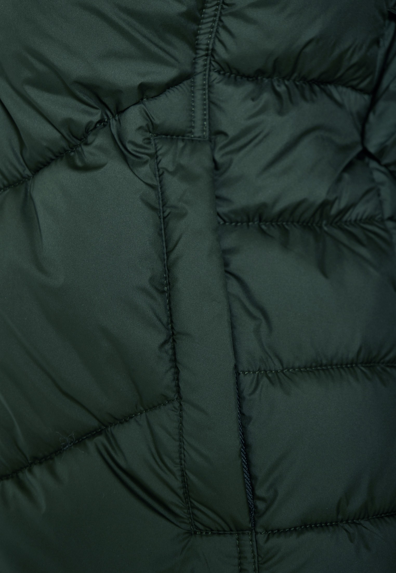 Καπιτονέ puffer μπουφάν με κουκούλα φωτογραφία