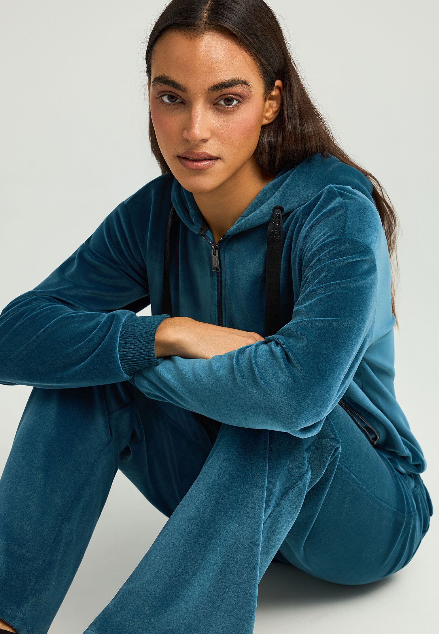 Flare fit παντελόνι φόρμας σε βελουτέ ύφασμα φωτογραφία