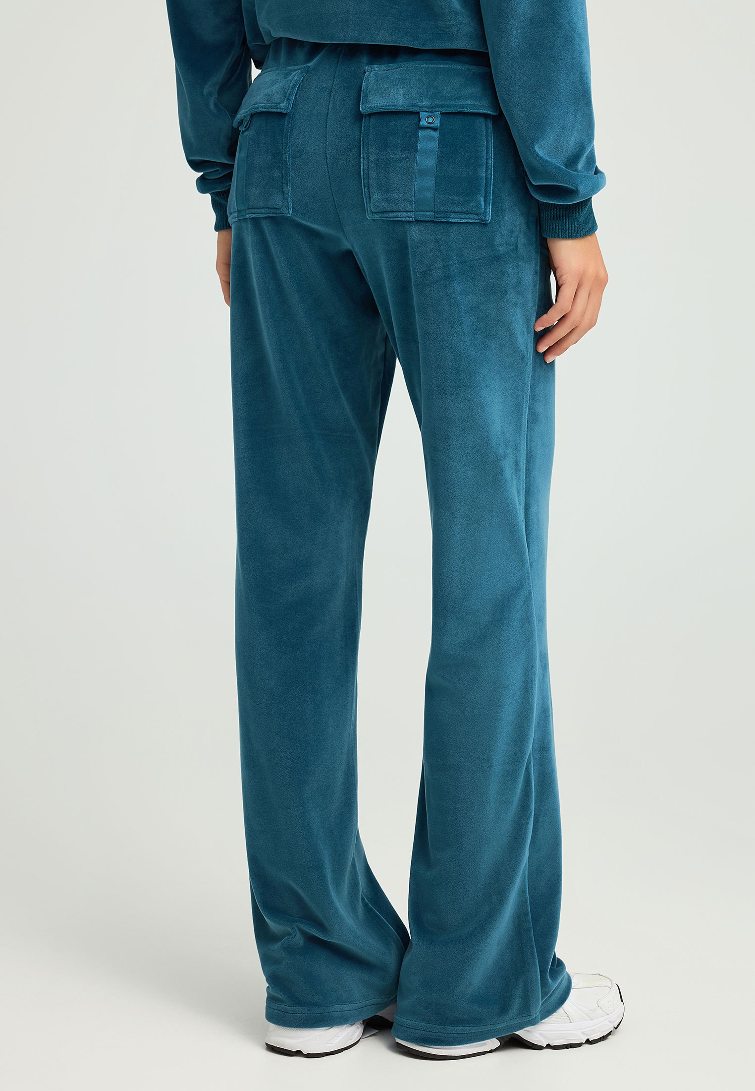 Flare fit παντελόνι φόρμας σε βελουτέ ύφασμα φωτογραφία