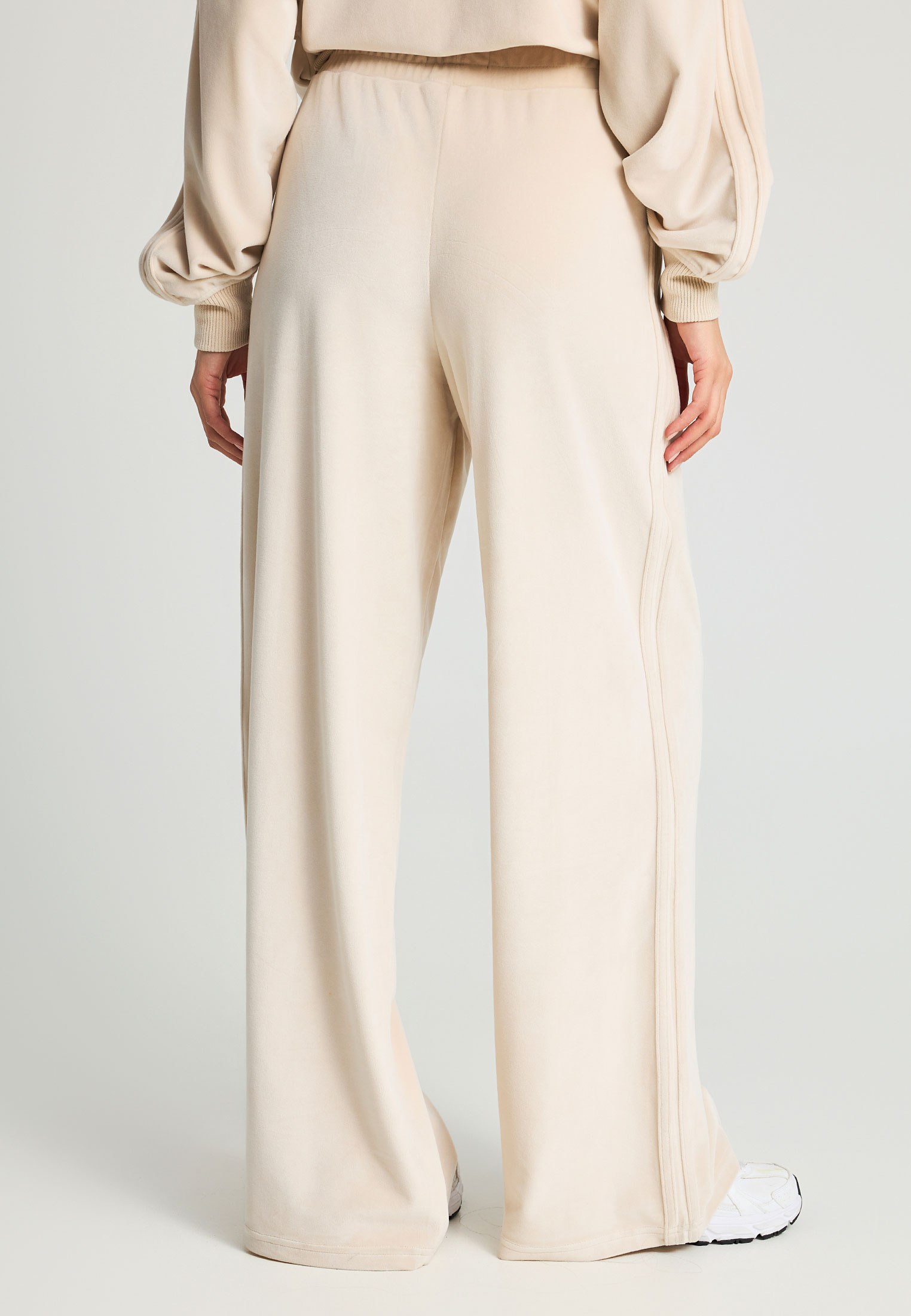 Wide leg παντελόνι σε βελουτέ ύφασμα φωτογραφία