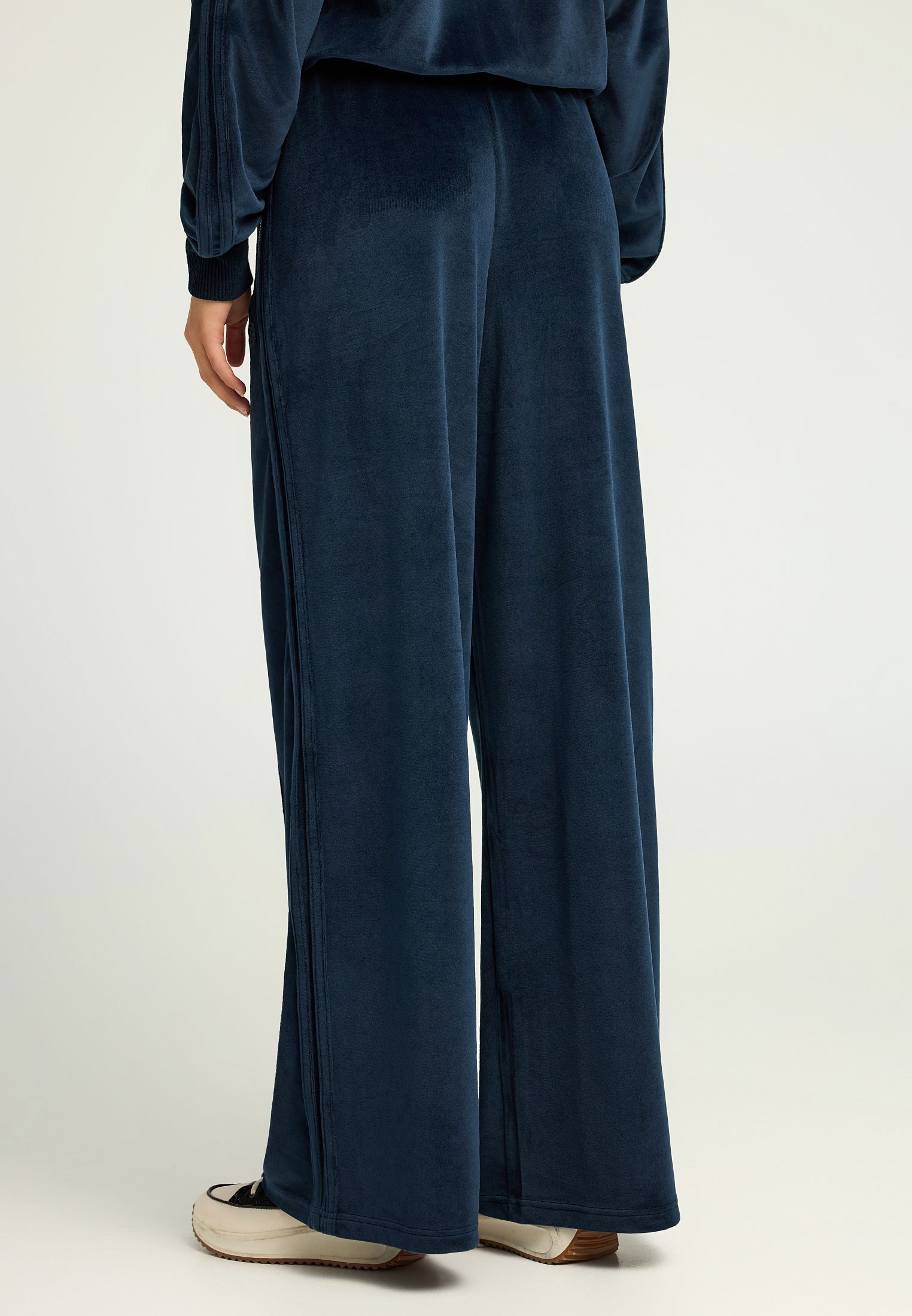 Wide leg παντελόνι σε βελουτέ ύφασμα φωτογραφία