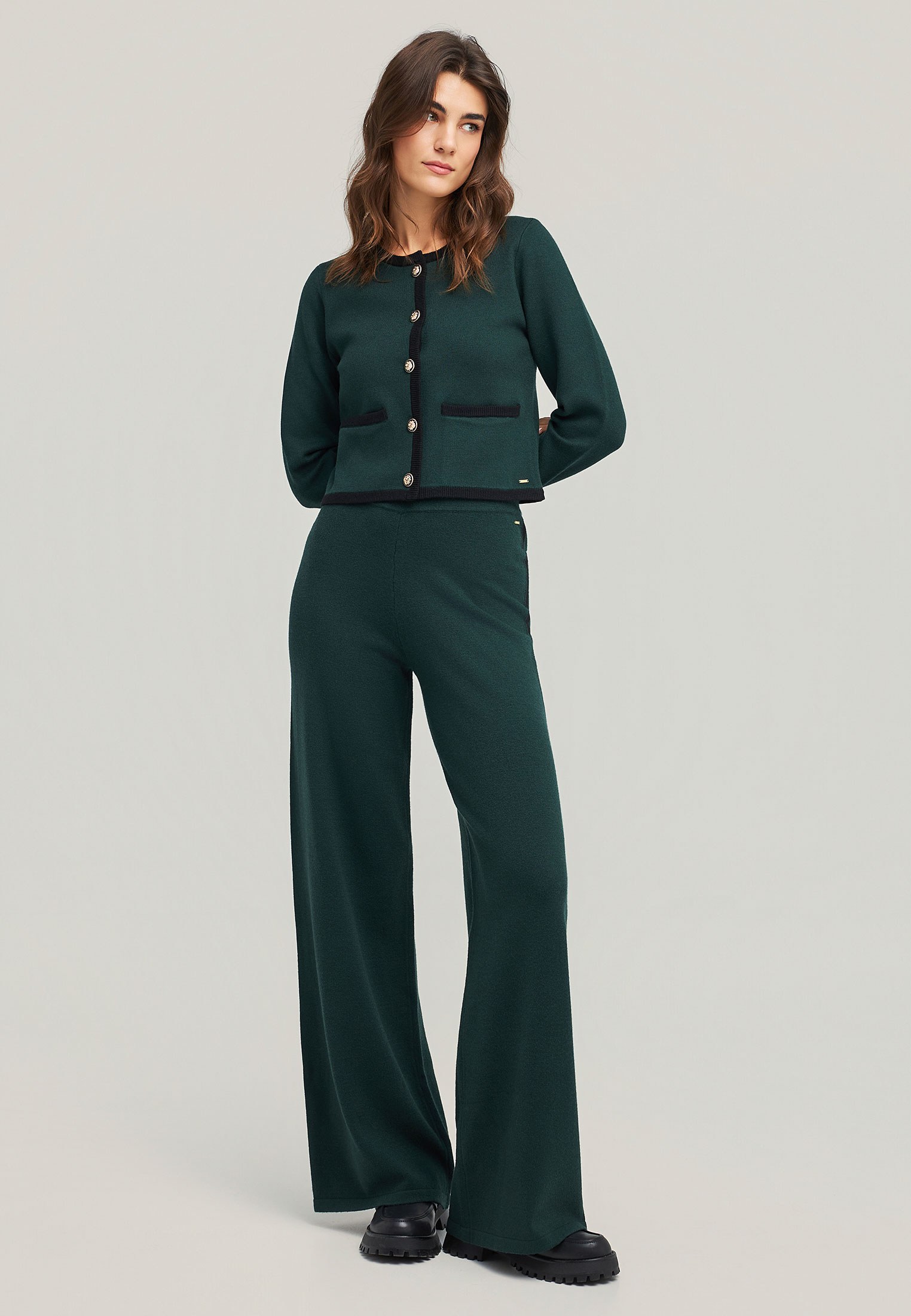 Πλεκτή ζακέτα με ρίγα και κουμπιά φωτογραφία