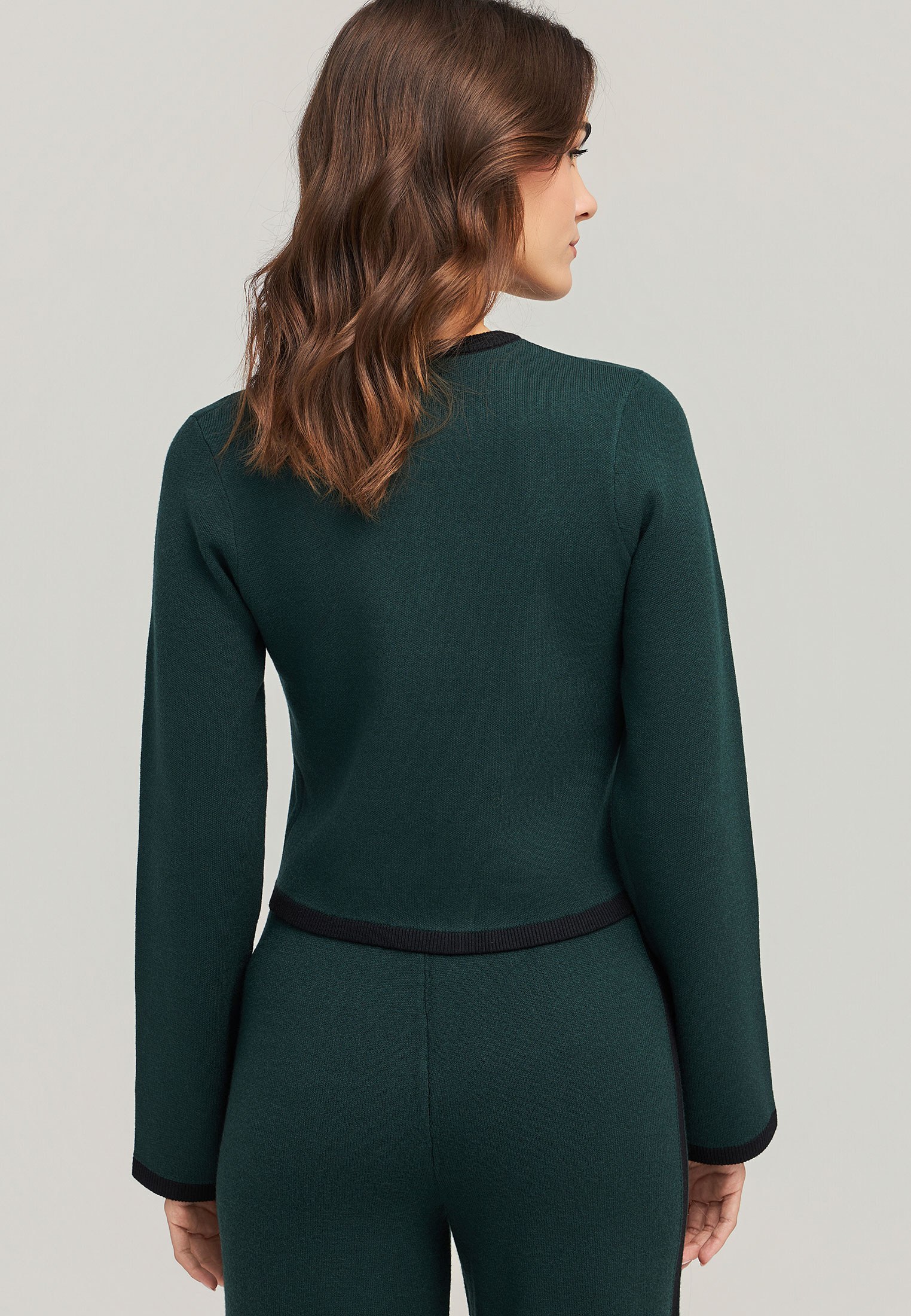 Πλεκτή ζακέτα με ρίγα και κουμπιά φωτογραφία