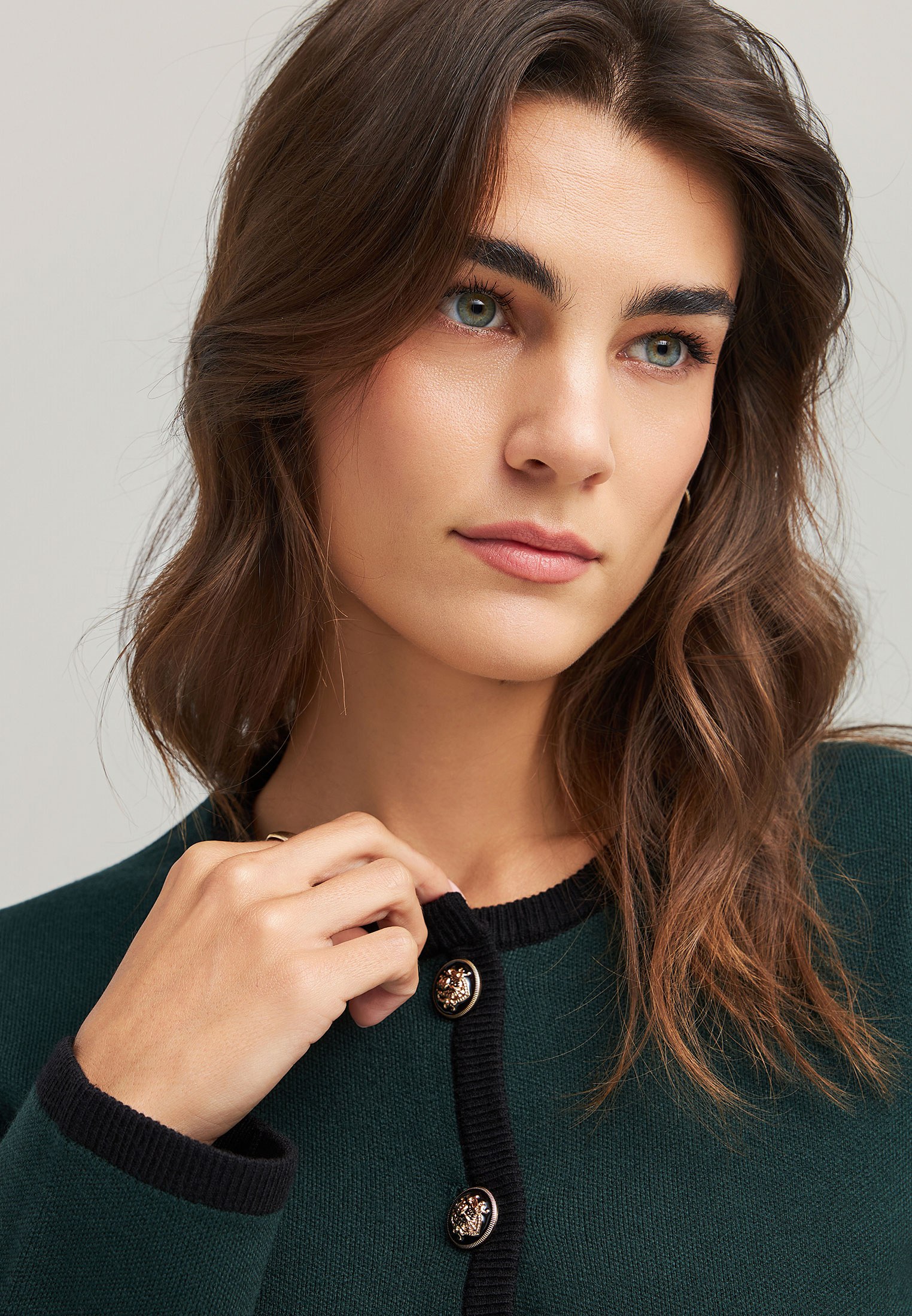 Πλεκτή ζακέτα με ρίγα και κουμπιά φωτογραφία