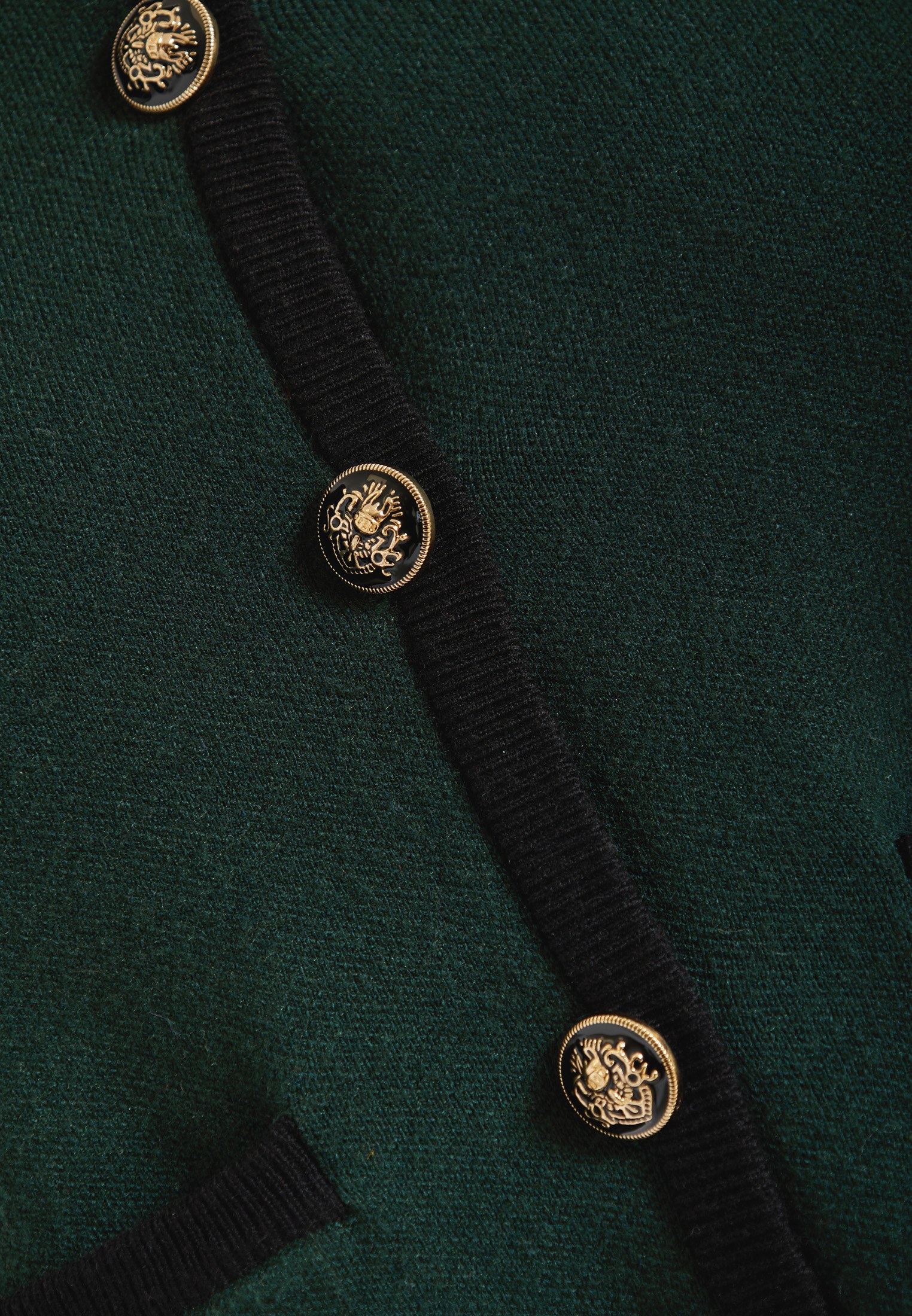 Πλεκτή ζακέτα με ρίγα και κουμπιά φωτογραφία