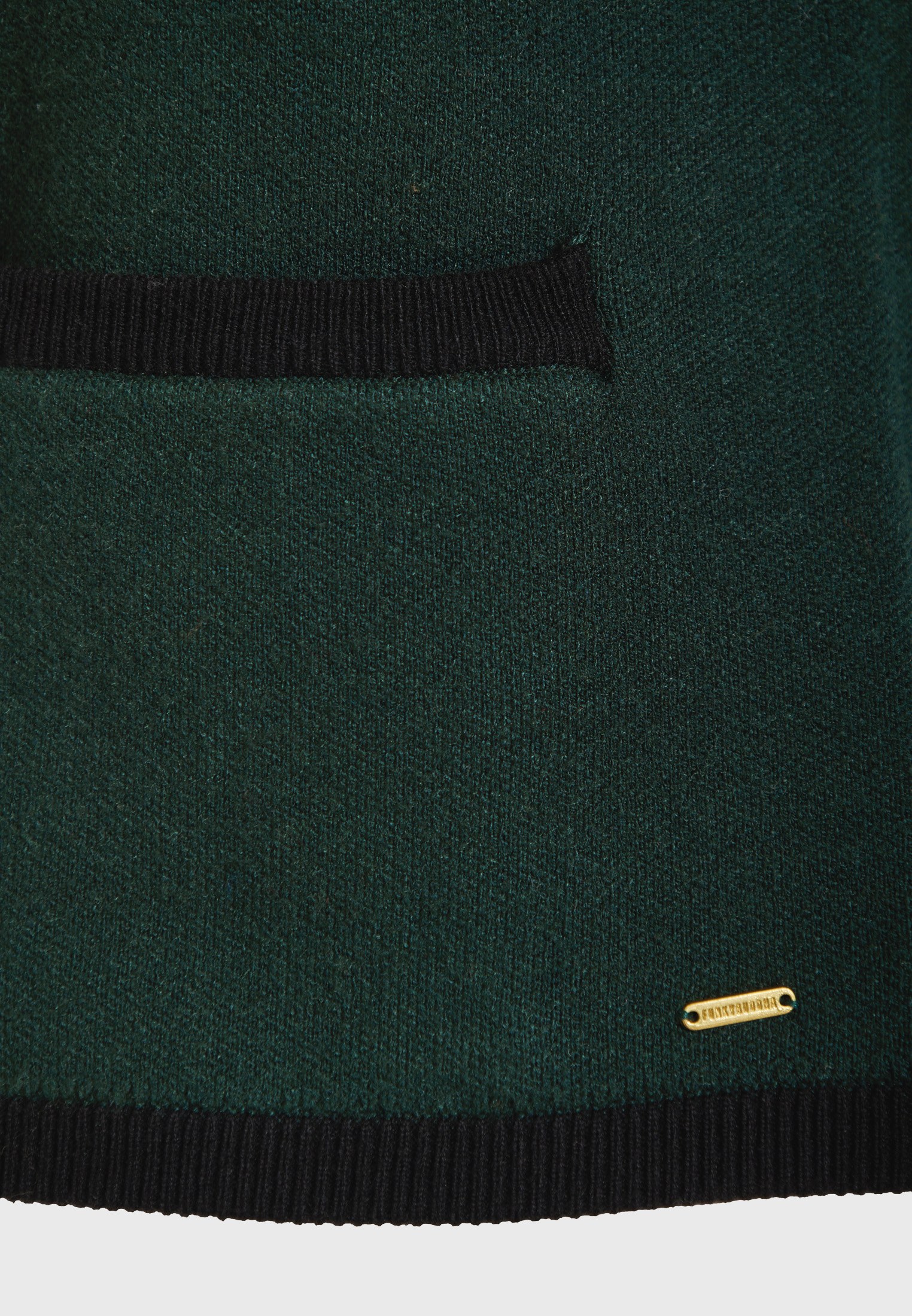 Πλεκτή ζακέτα με ρίγα και κουμπιά φωτογραφία