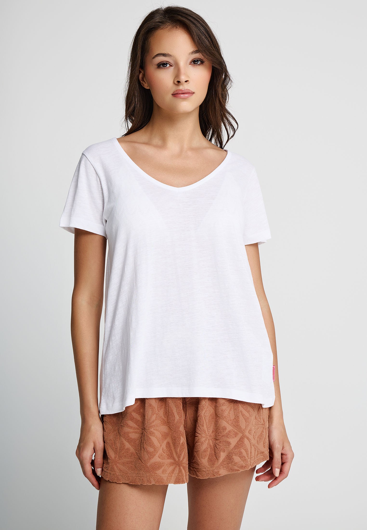 T-shirt με V λαιμόκοψη - The basics collection