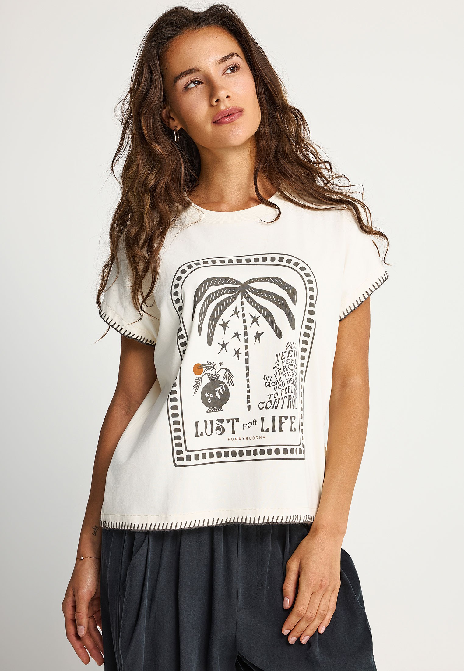 Γυναικεία T-shirt FunkyBuddha - ΣΗΜΑΝΤΙΚΟ: Σε περίπτωση διαφοράς τιμής από το κατάστημα ισχύει παντα και μόνο η τιμή του καταστήματος Γυναικείο relaxed t-shirt με τύπωμα
