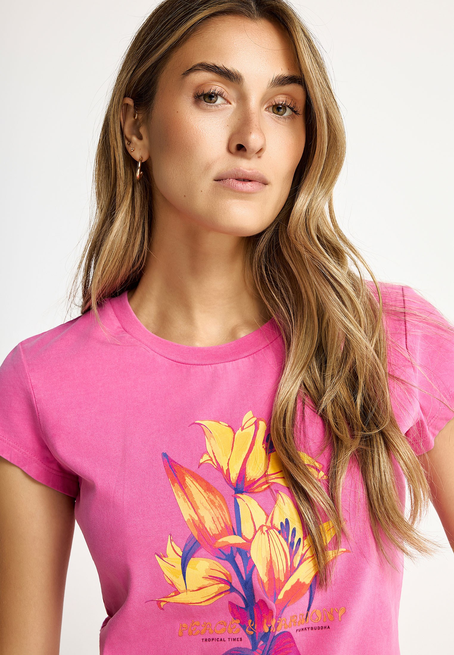 Γυναικείο slim t-shirt με τύπωμα
