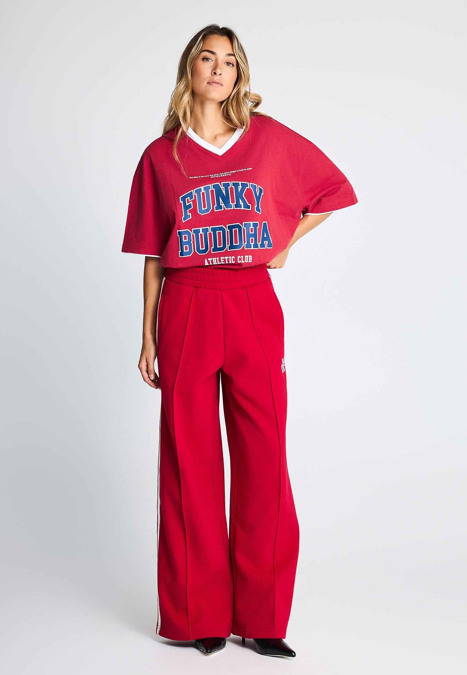 Γυναικεία κοντομάνικη μπλούζα ringer με V και athletic print