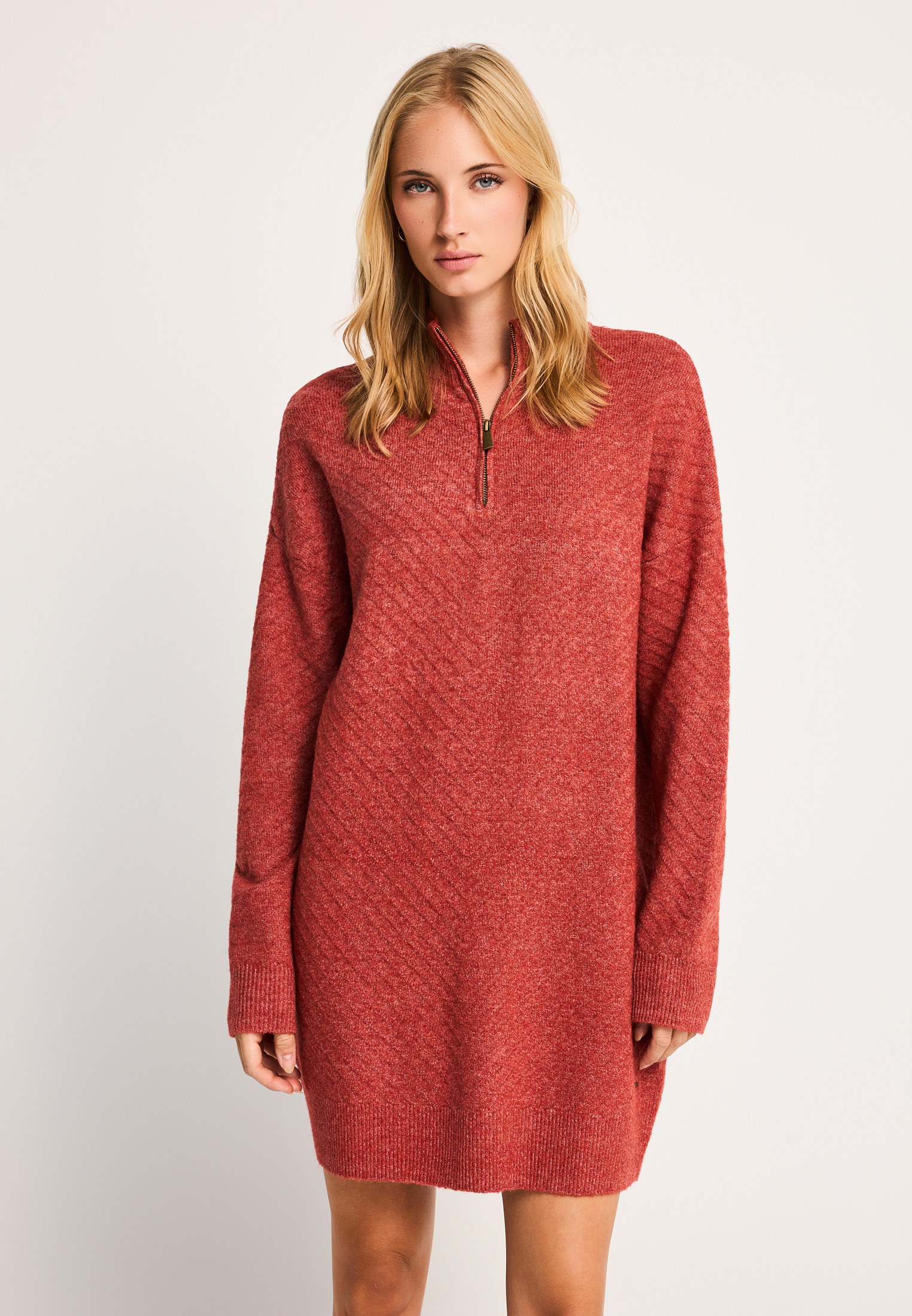 Γυναικείo mini φόρεμα half zip με chevron πλέξη