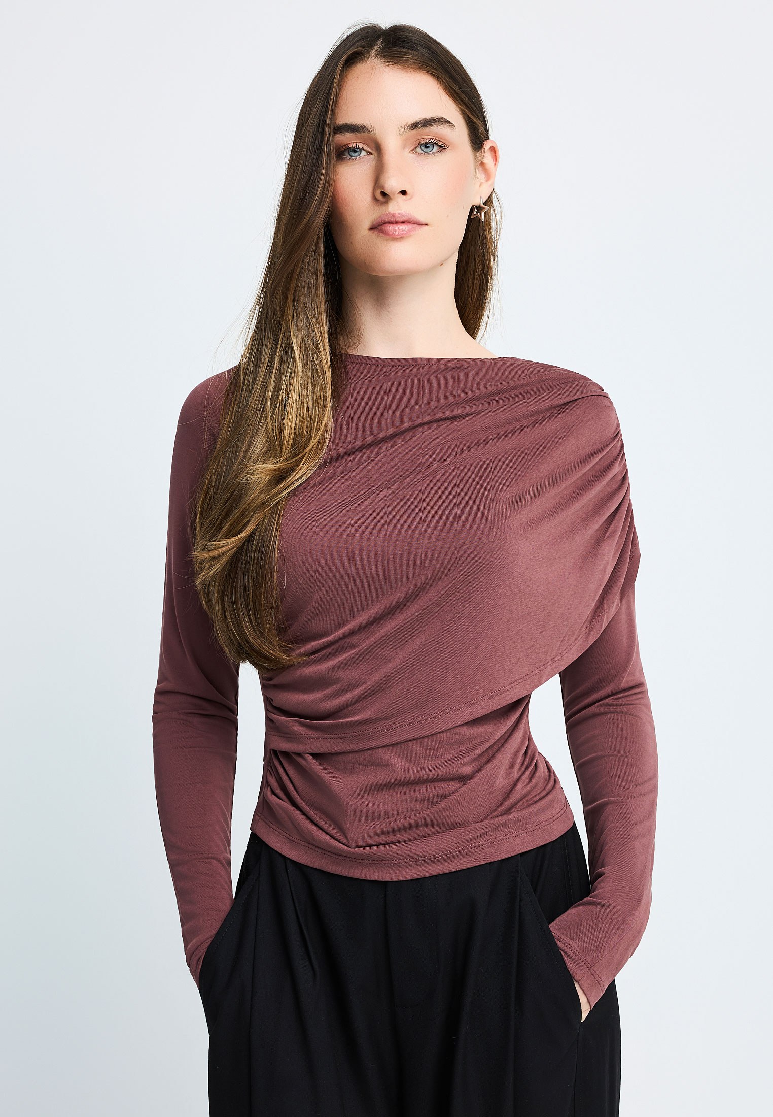 Γυναικείες μπλούζες FunkyBuddha - ΣΗΜΑΝΤΙΚΟ: Σε περίπτωση διαφοράς τιμής από το κατάστημα ισχύει παντα και μόνο η τιμή του καταστήματος Μπλούζα με σούρες και ασύμμετρη ντραπέ λεπτομέρεια