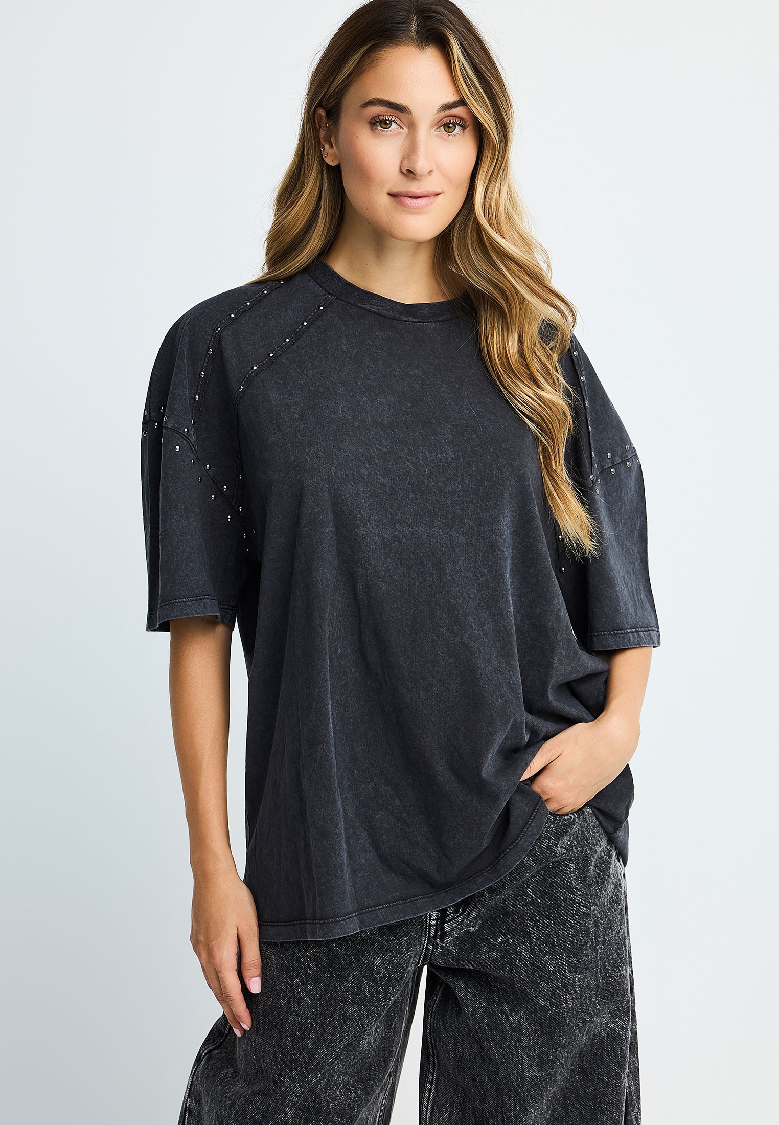 Γυναικείο t-shirt σε oversized γραμμή με τρουκς