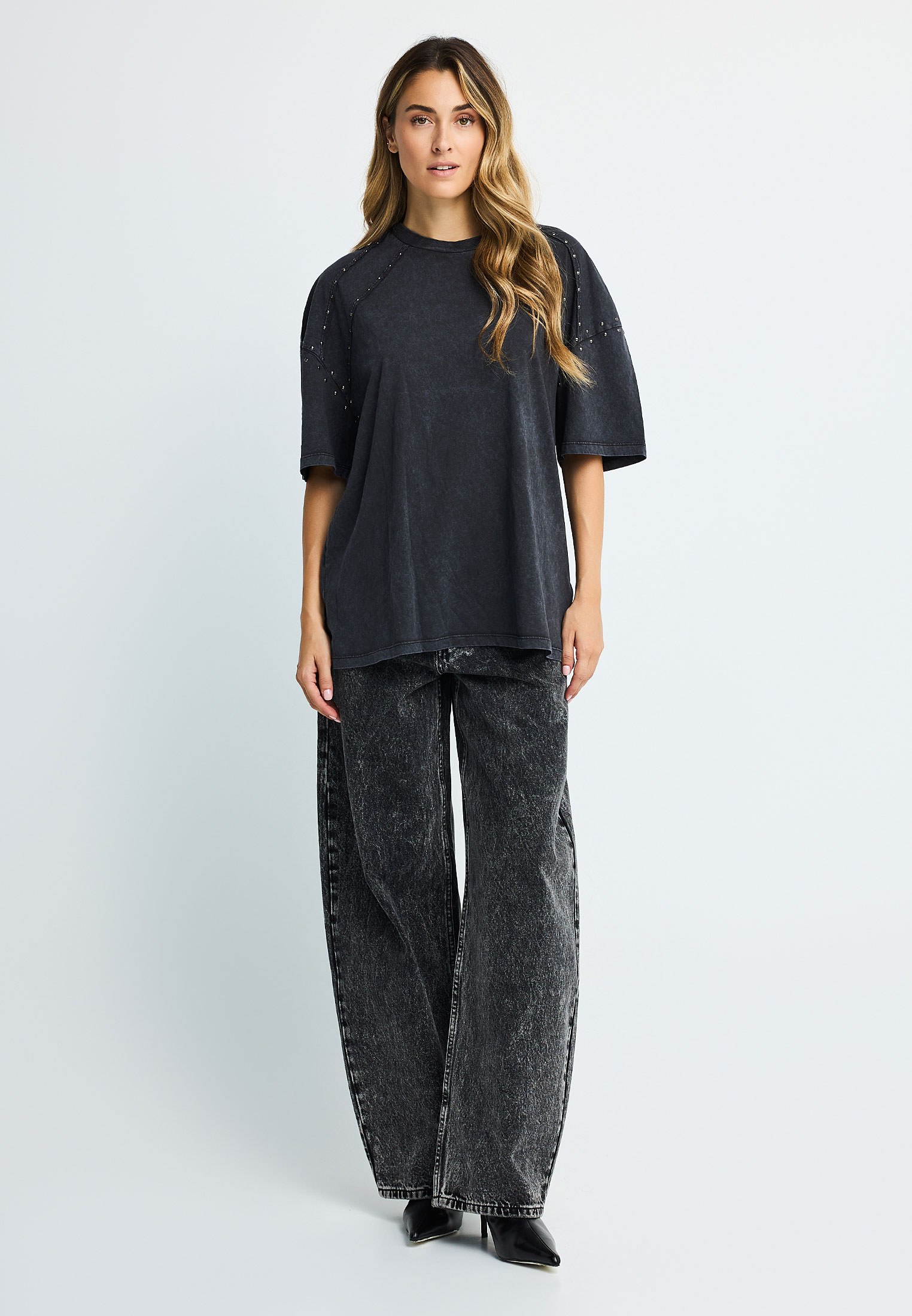 Γυναικείο t-shirt σε oversized γραμμή με τρουκς