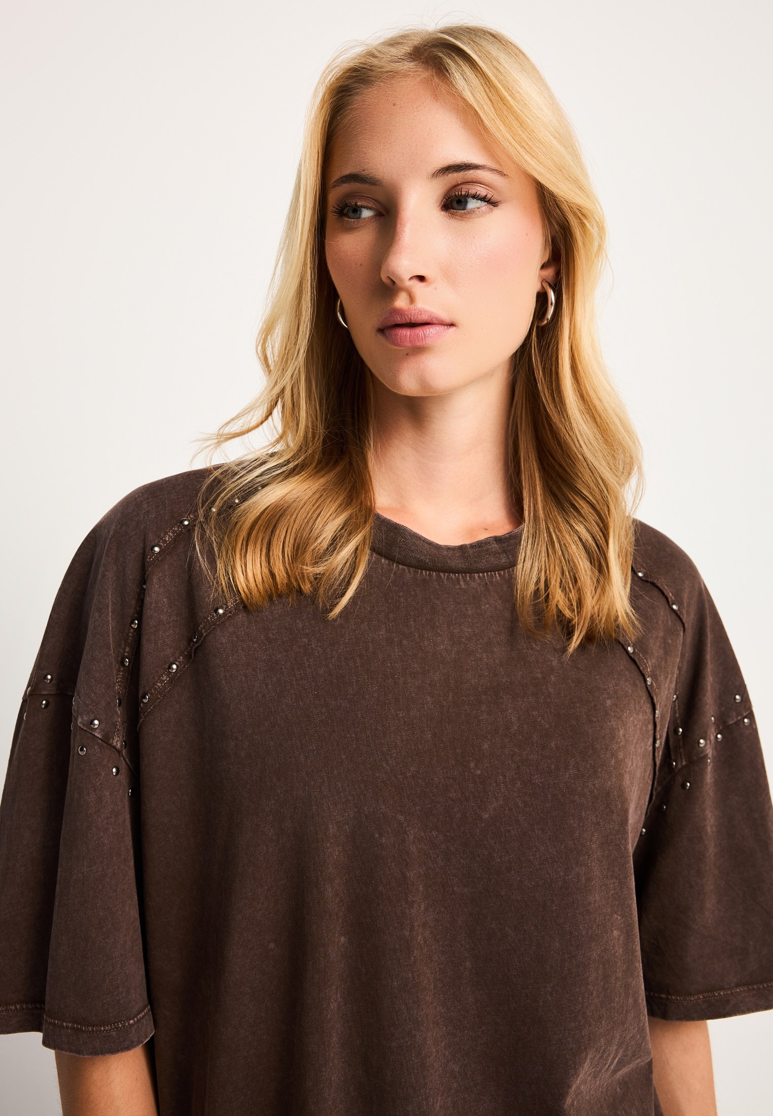 Γυναικείο t-shirt σε oversized γραμμή με τρουκς