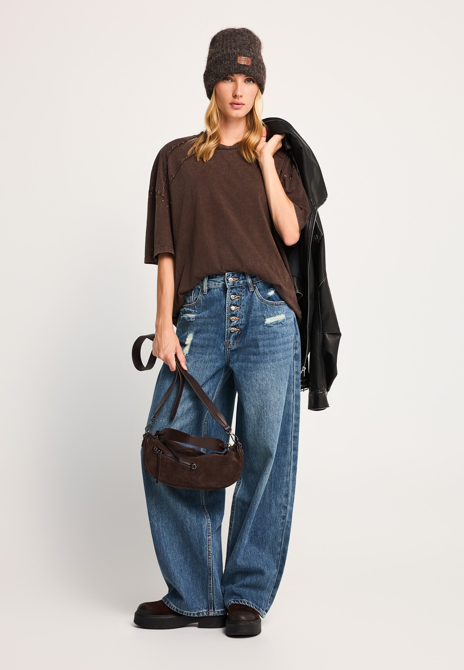 Γυναικείο t-shirt σε oversized γραμμή με τρουκς