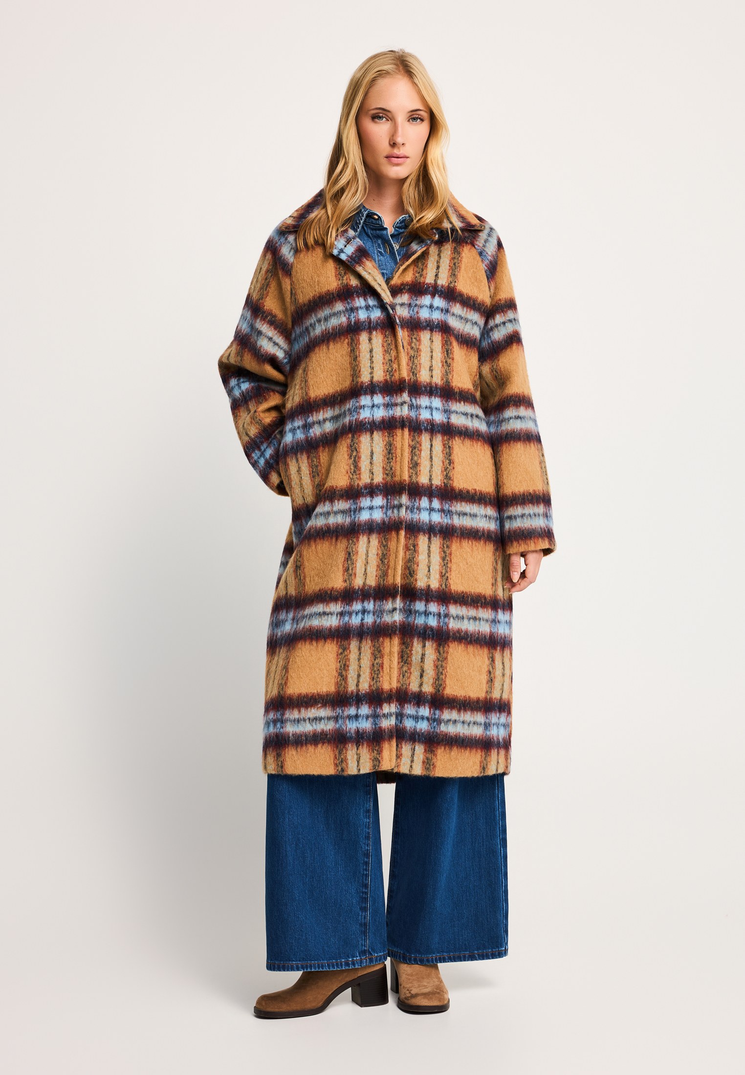 Γυναικείο oversized μακρύ παλτό με χνουδωτή υφή