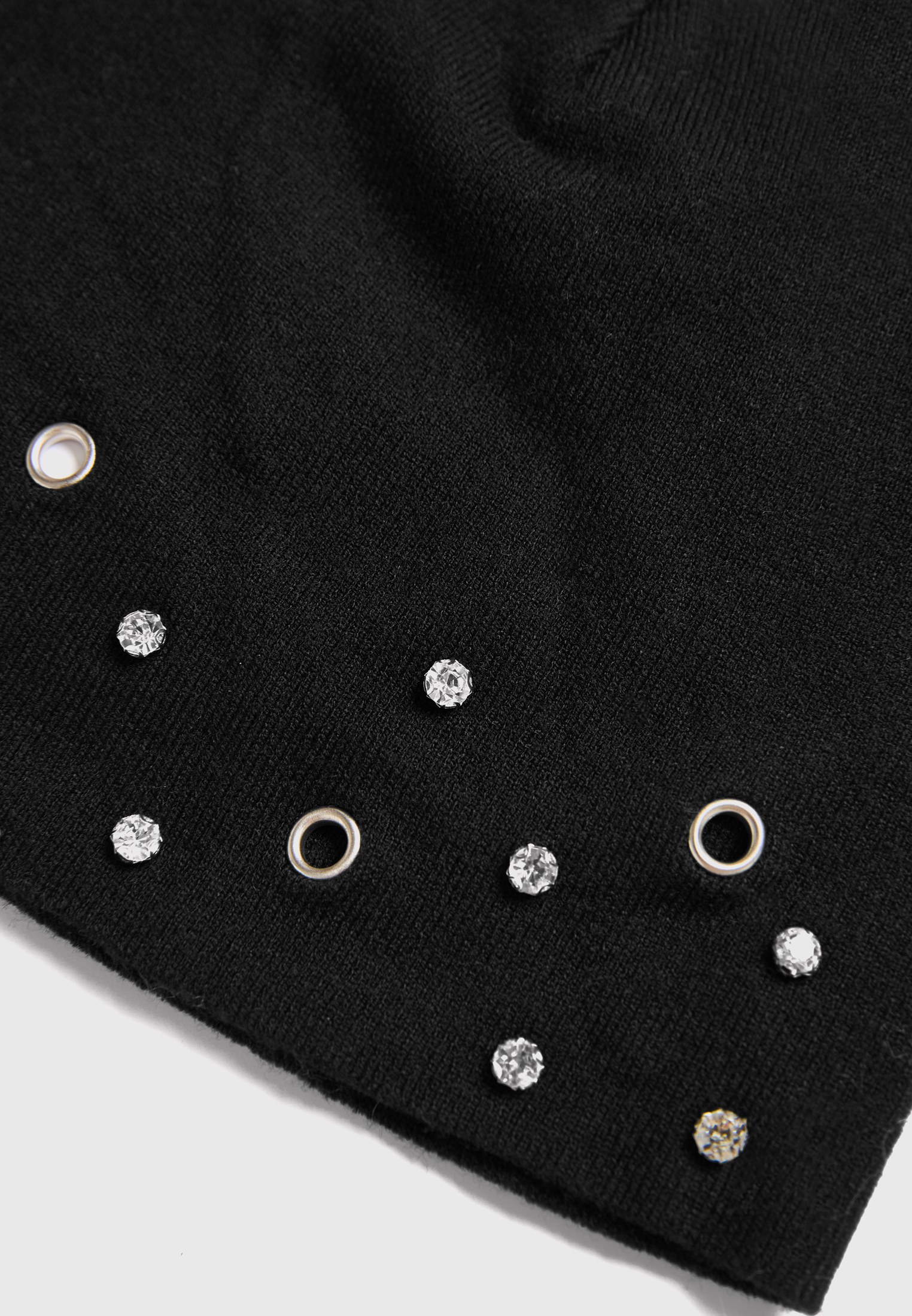 Σκούφος beanie με μεταλλικούς κρίκους και strass
