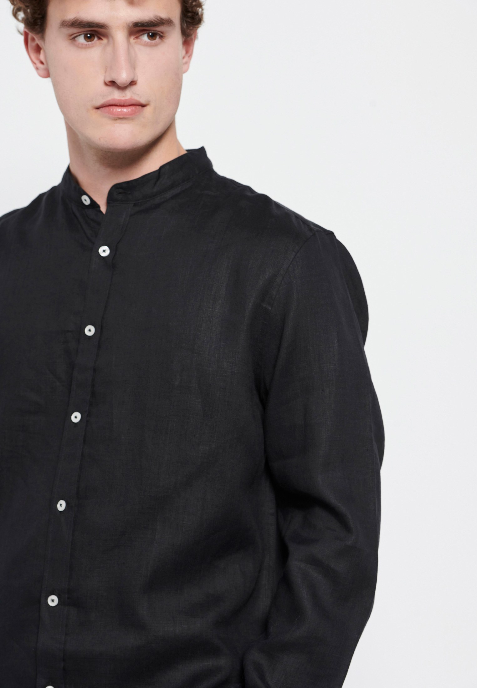 Λινό πουκάμισο με λαιμό mao φωτογραφία