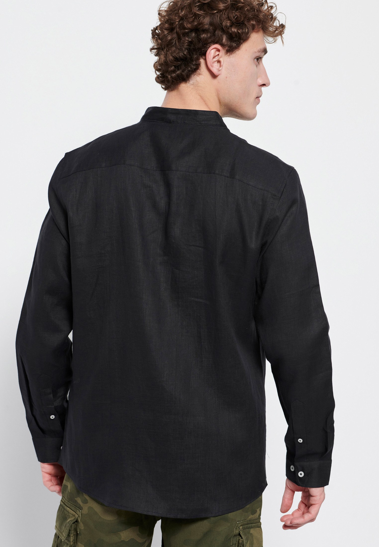 Λινό πουκάμισο με λαιμό mao φωτογραφία