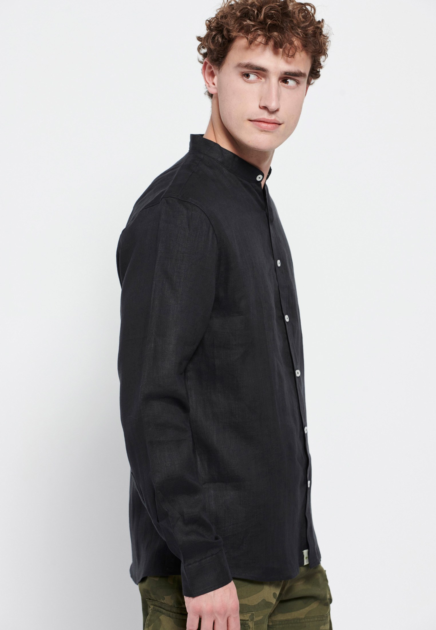 Λινό πουκάμισο με λαιμό mao φωτογραφία