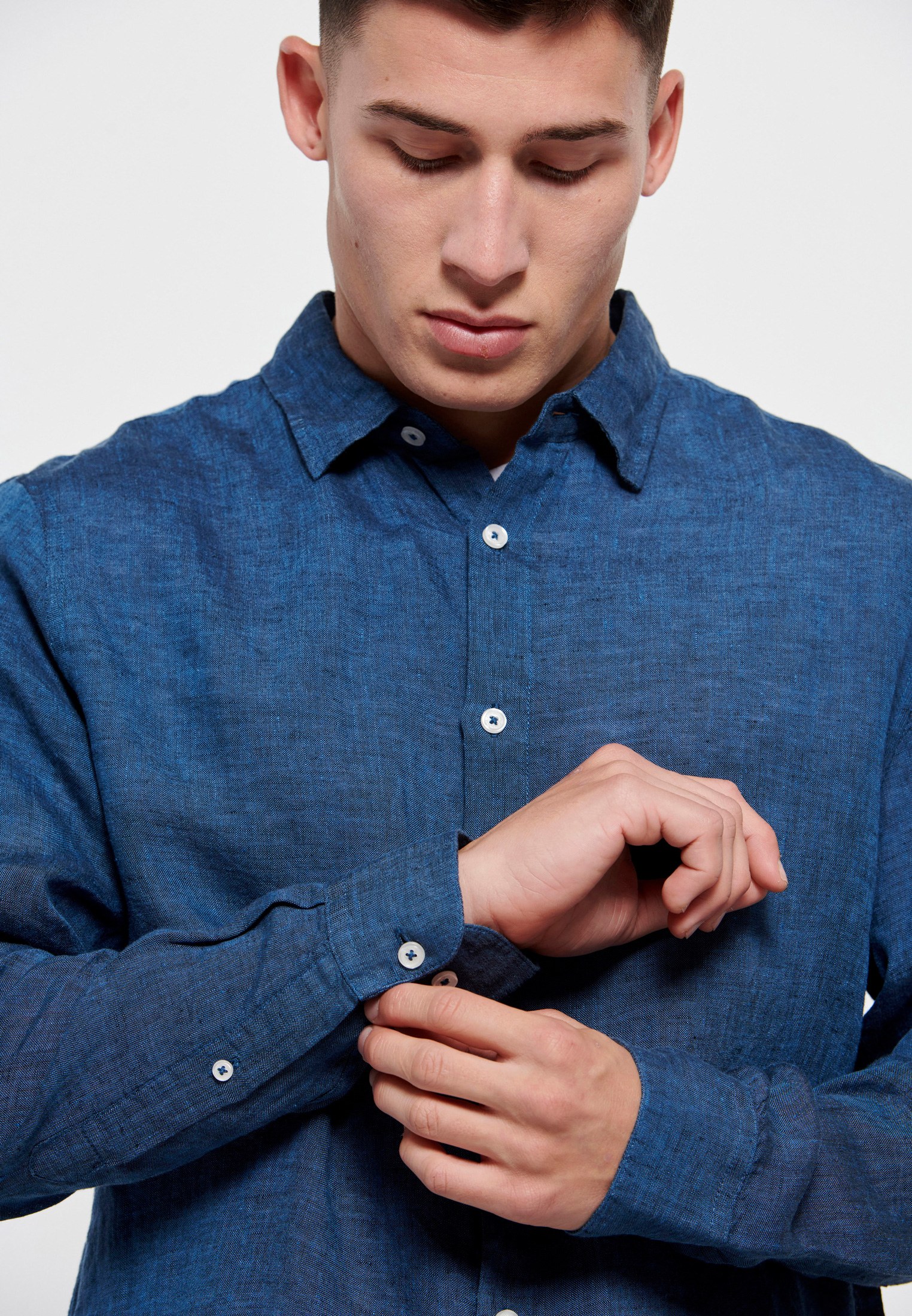 Λινό πουκάμισο σε μελανζέ ύφανση φωτογραφία