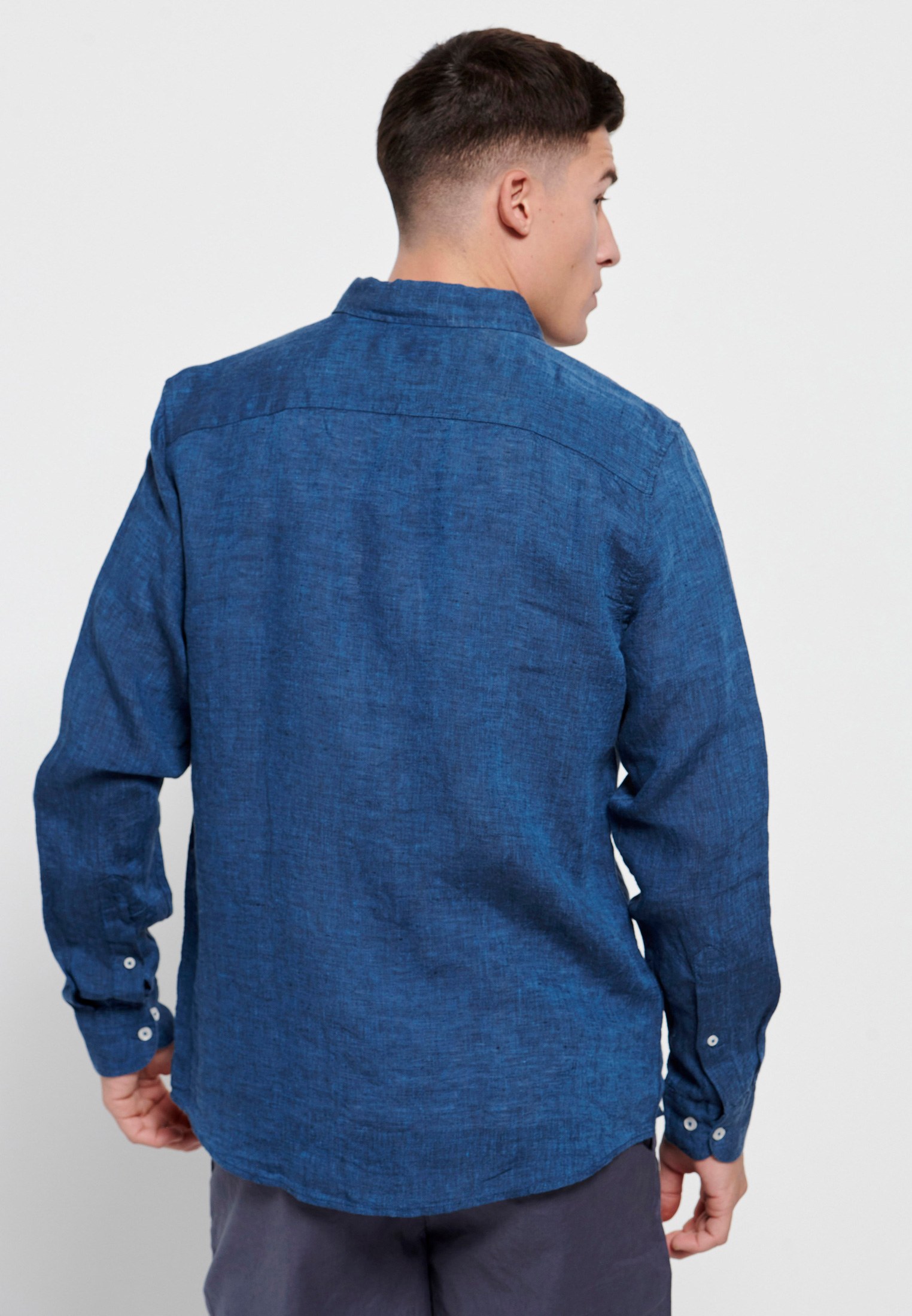 Λινό πουκάμισο σε μελανζέ ύφανση φωτογραφία