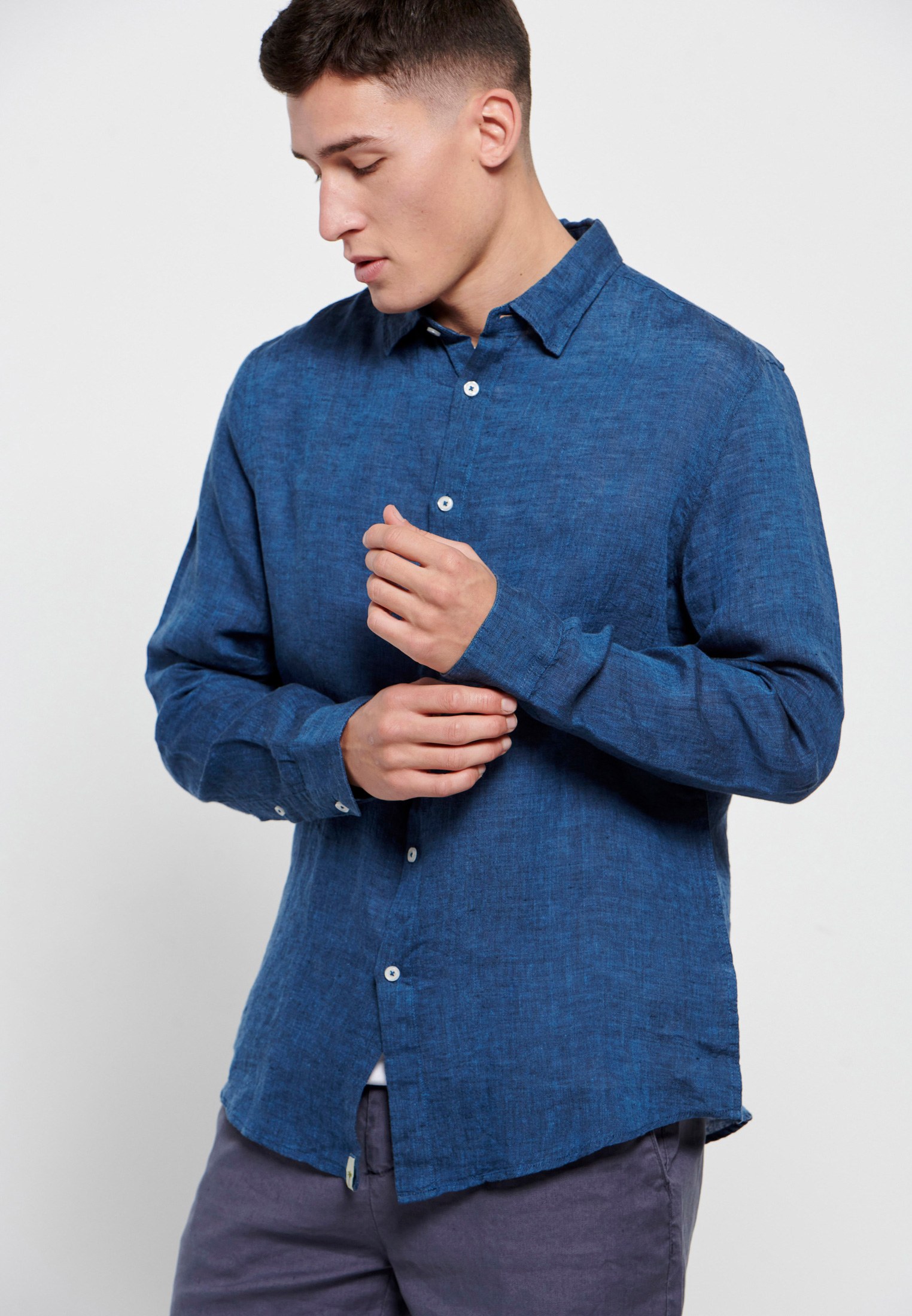 Λινό πουκάμισο σε μελανζέ ύφανση φωτογραφία