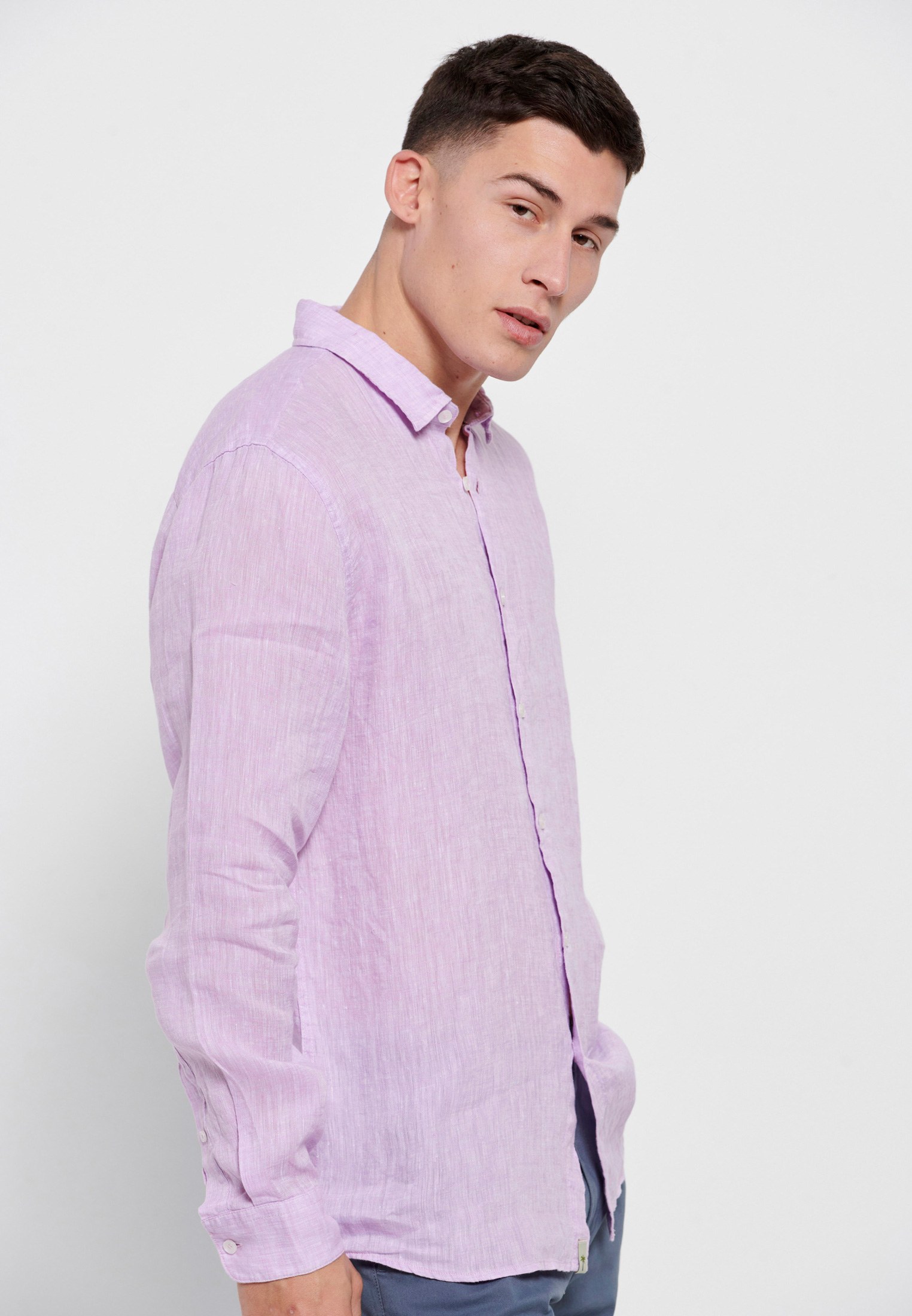 Λινό πουκάμισο σε μελανζέ ύφανση φωτογραφία