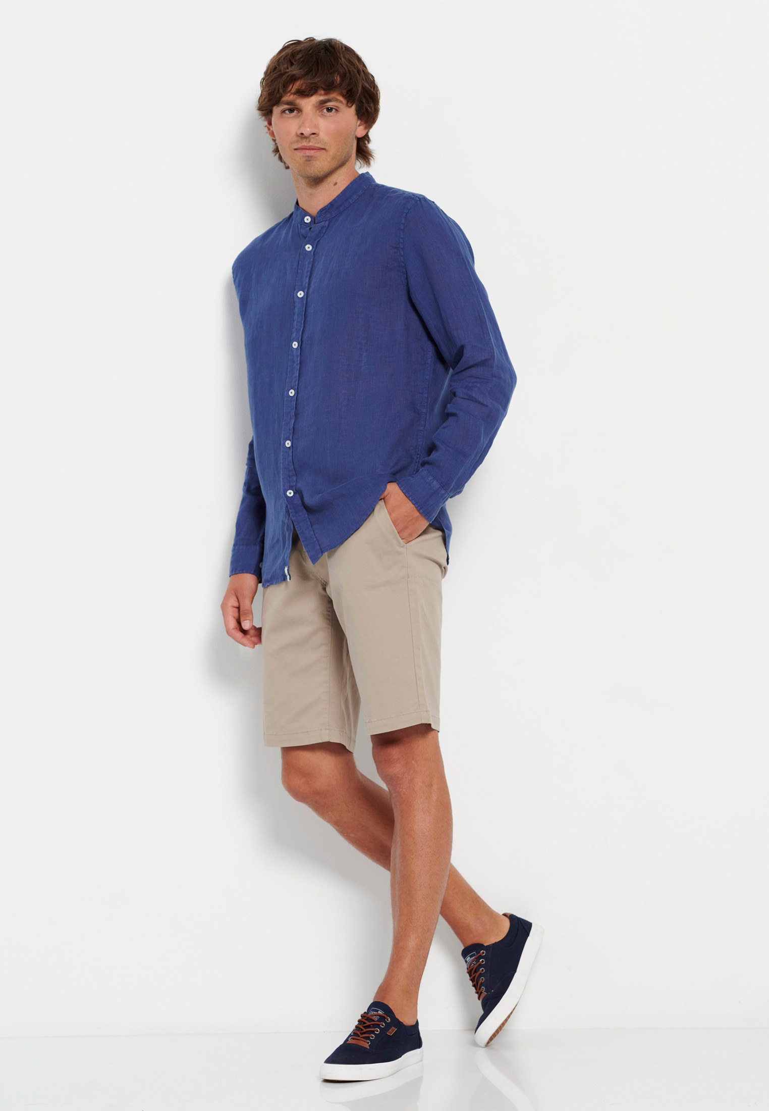 Λινό πουκάμισο με λαιμό mao φωτογραφία