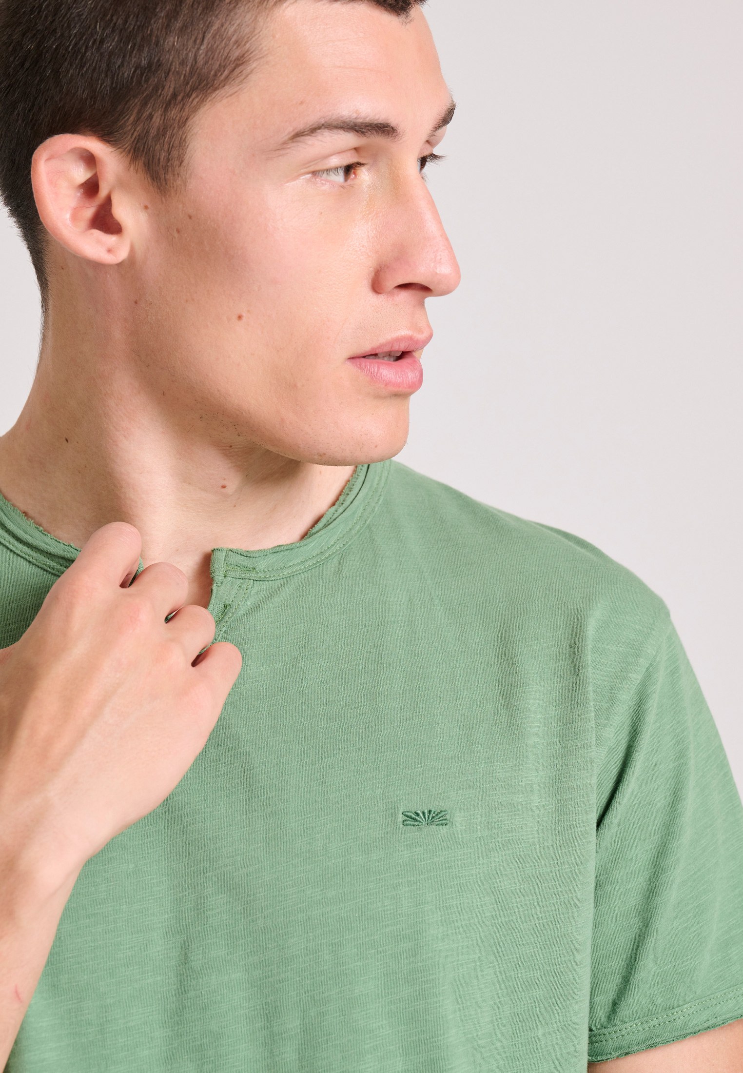 T-shirt με λαιμό henley και raw cuts - The essentials