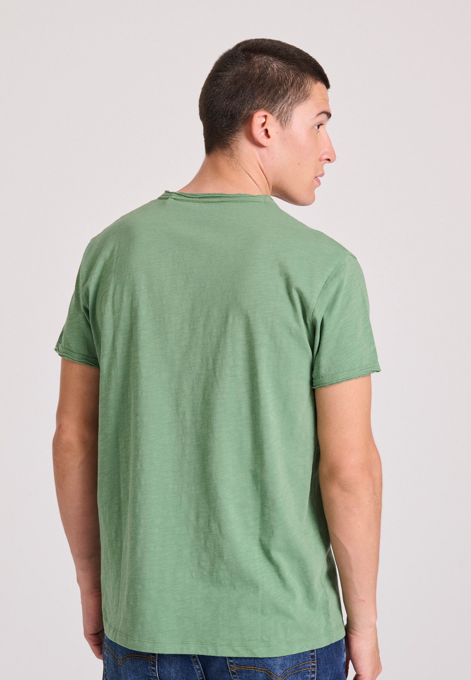 T-shirt με λαιμό henley και raw cuts - The essentials