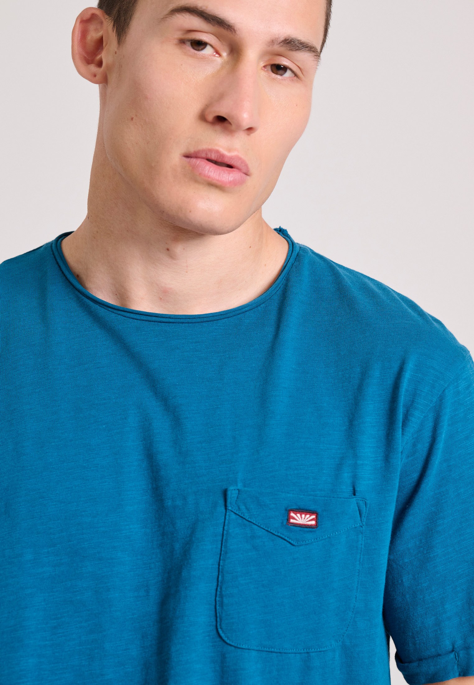 Βαμβακερό t-shirt με τσέπη στο στήθος