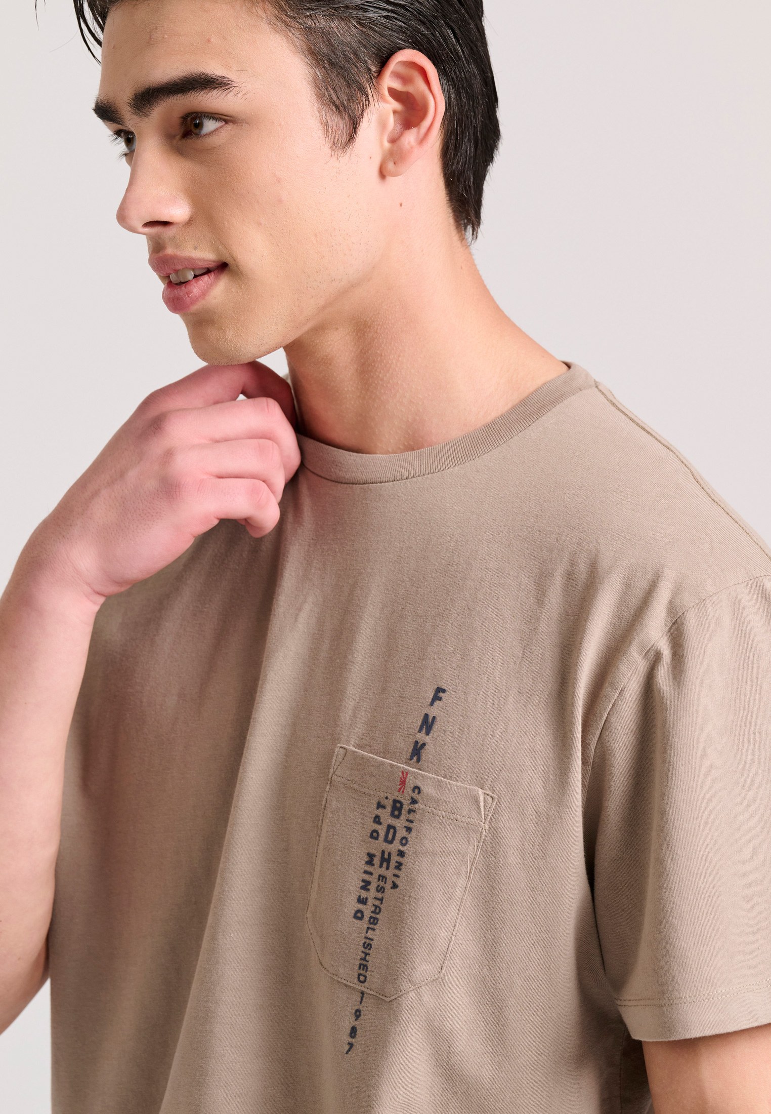 T-shirt με τύπωμα και τσέπη στο στήθος