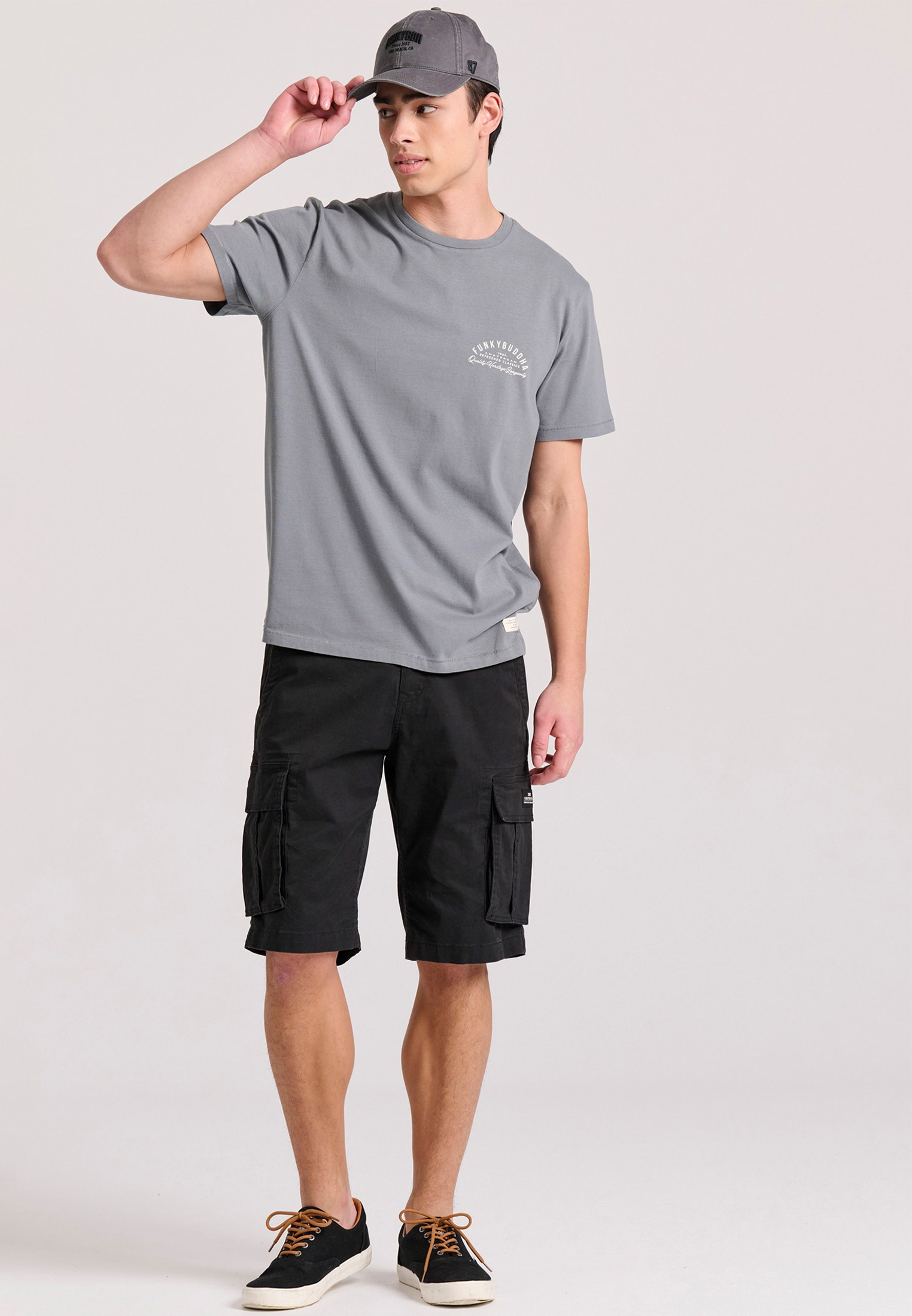 T-shirt με retro τύπωμα στο στήθος φωτογραφία