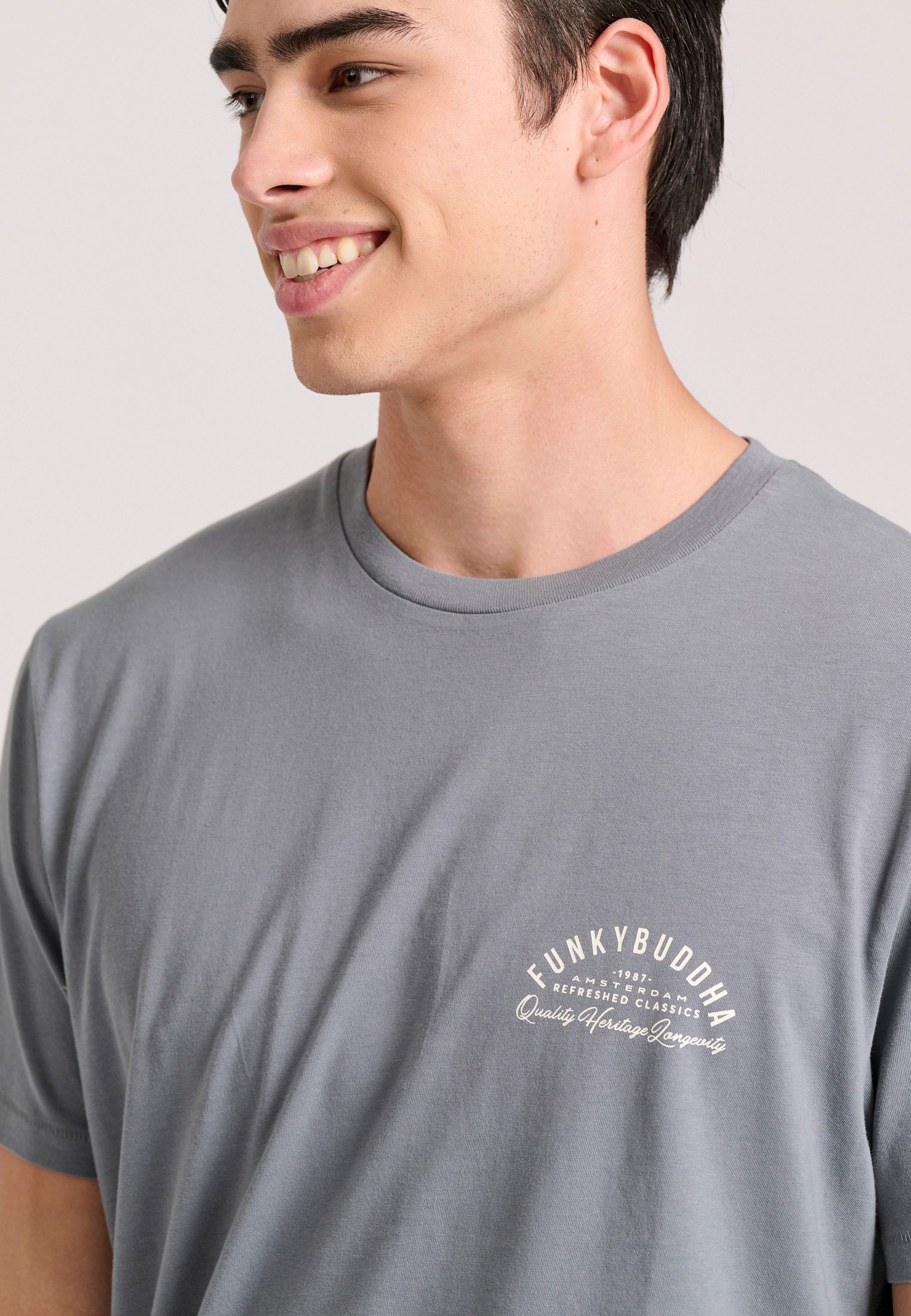 T-shirt με retro τύπωμα στο στήθος φωτογραφία