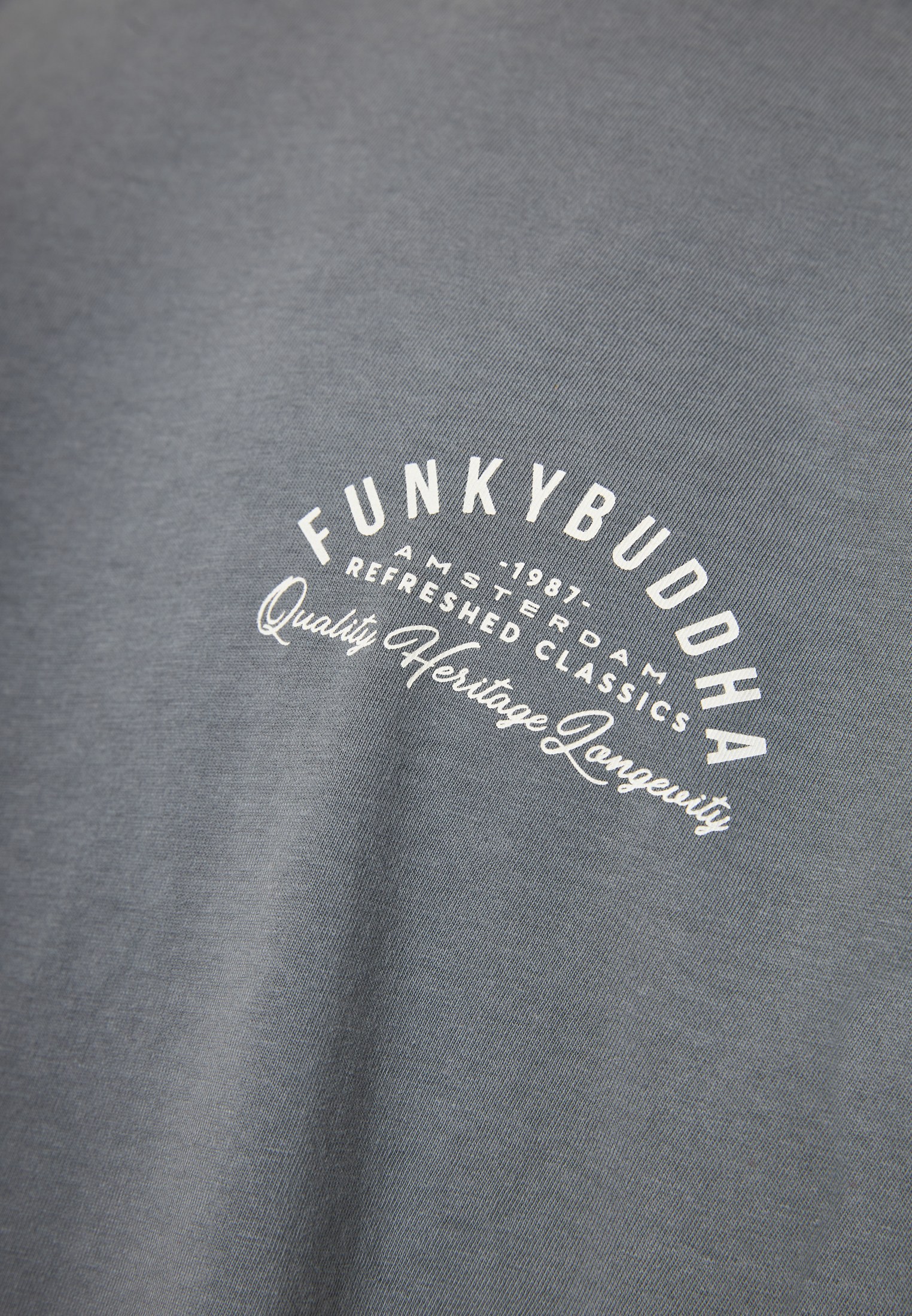 T-shirt με retro τύπωμα στο στήθος φωτογραφία