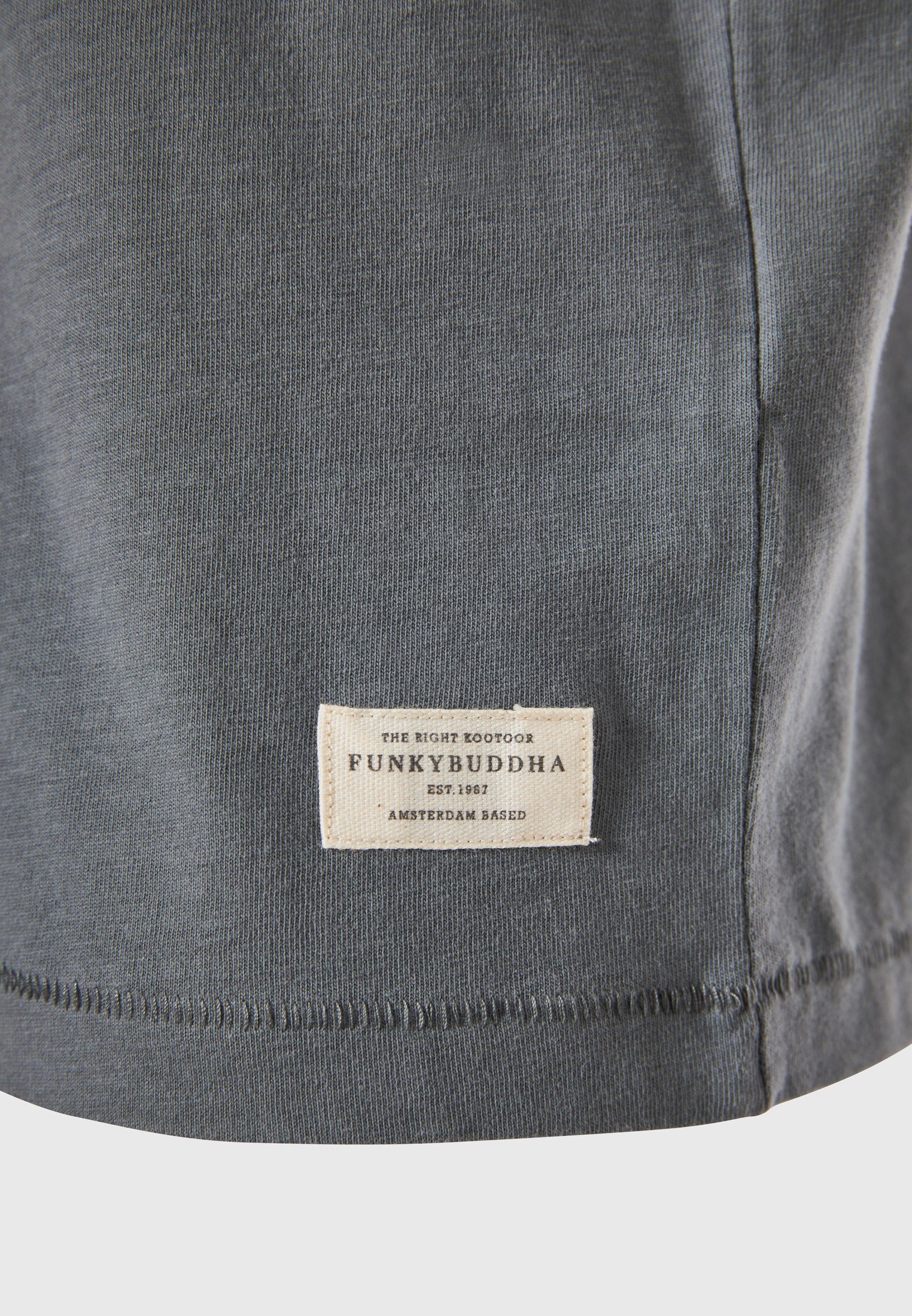 T-shirt με retro τύπωμα στο στήθος φωτογραφία