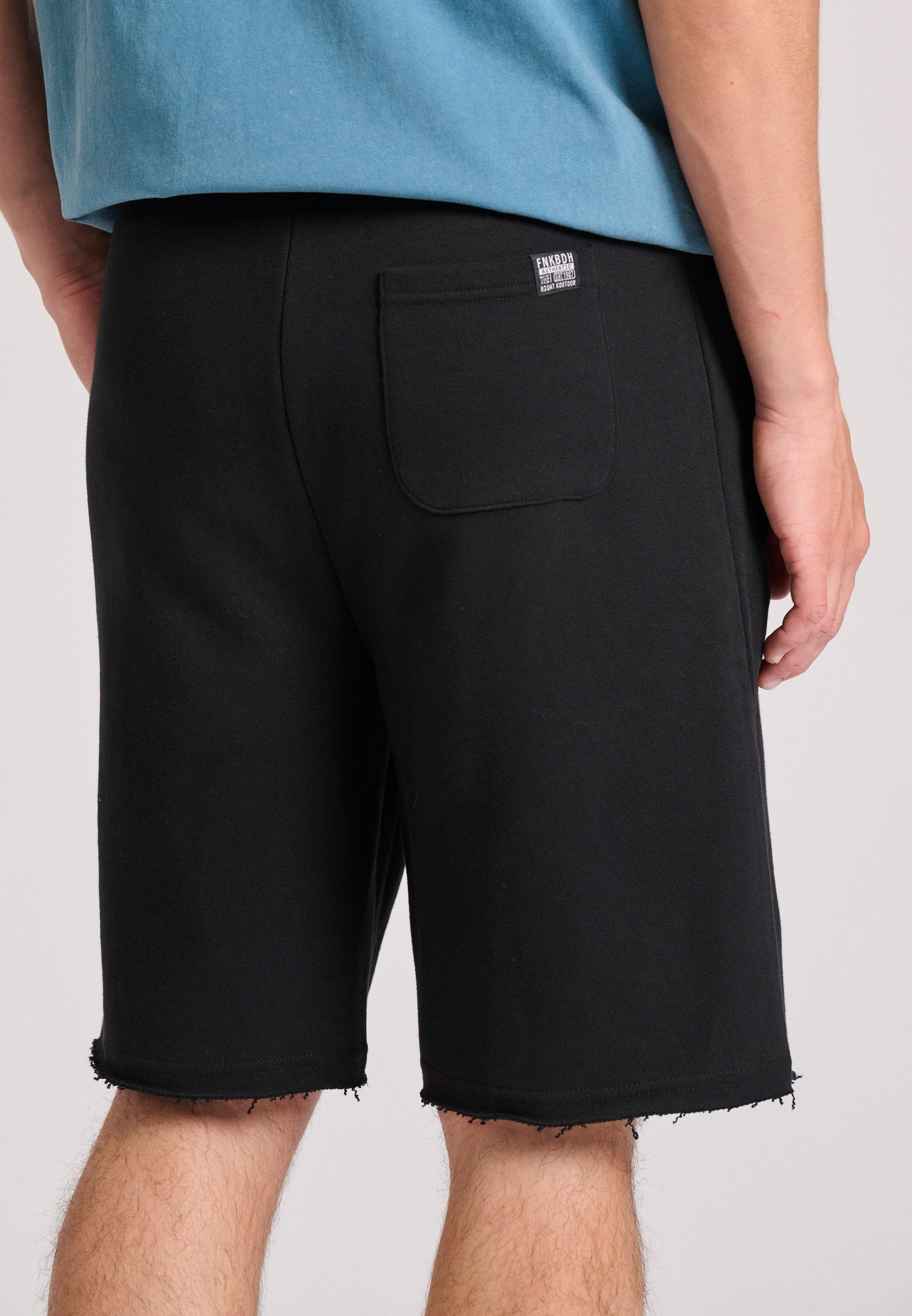 Essential wide leg fit αθλητική βερμούδα με raw cuts