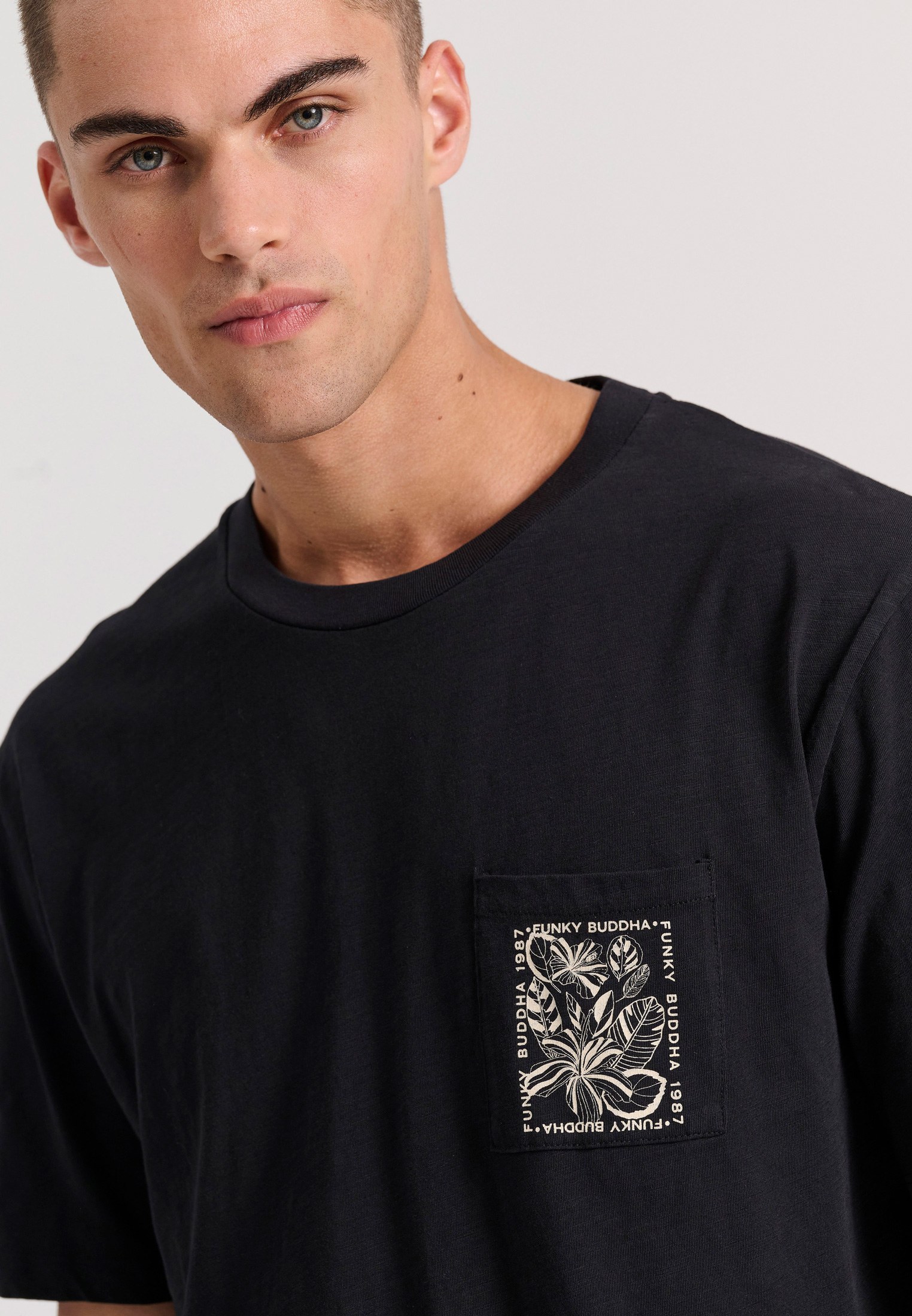 Relaxed fit t-shirt με tropical τύπωμα στην πλάτη φωτογραφία