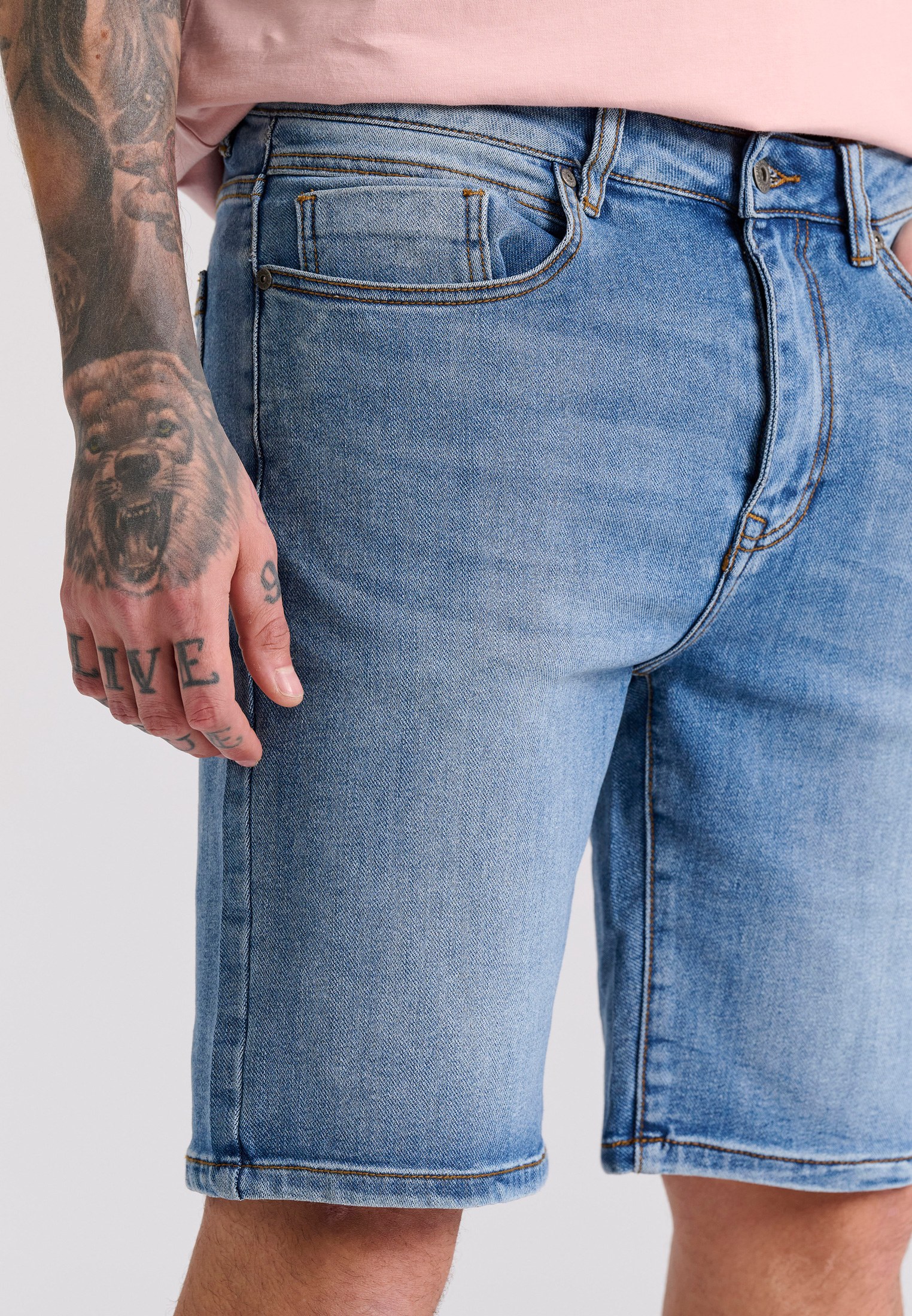 Ανδρική τζιν βερμούδα με ελαφρύ ξεθώριασμα φωτογραφία