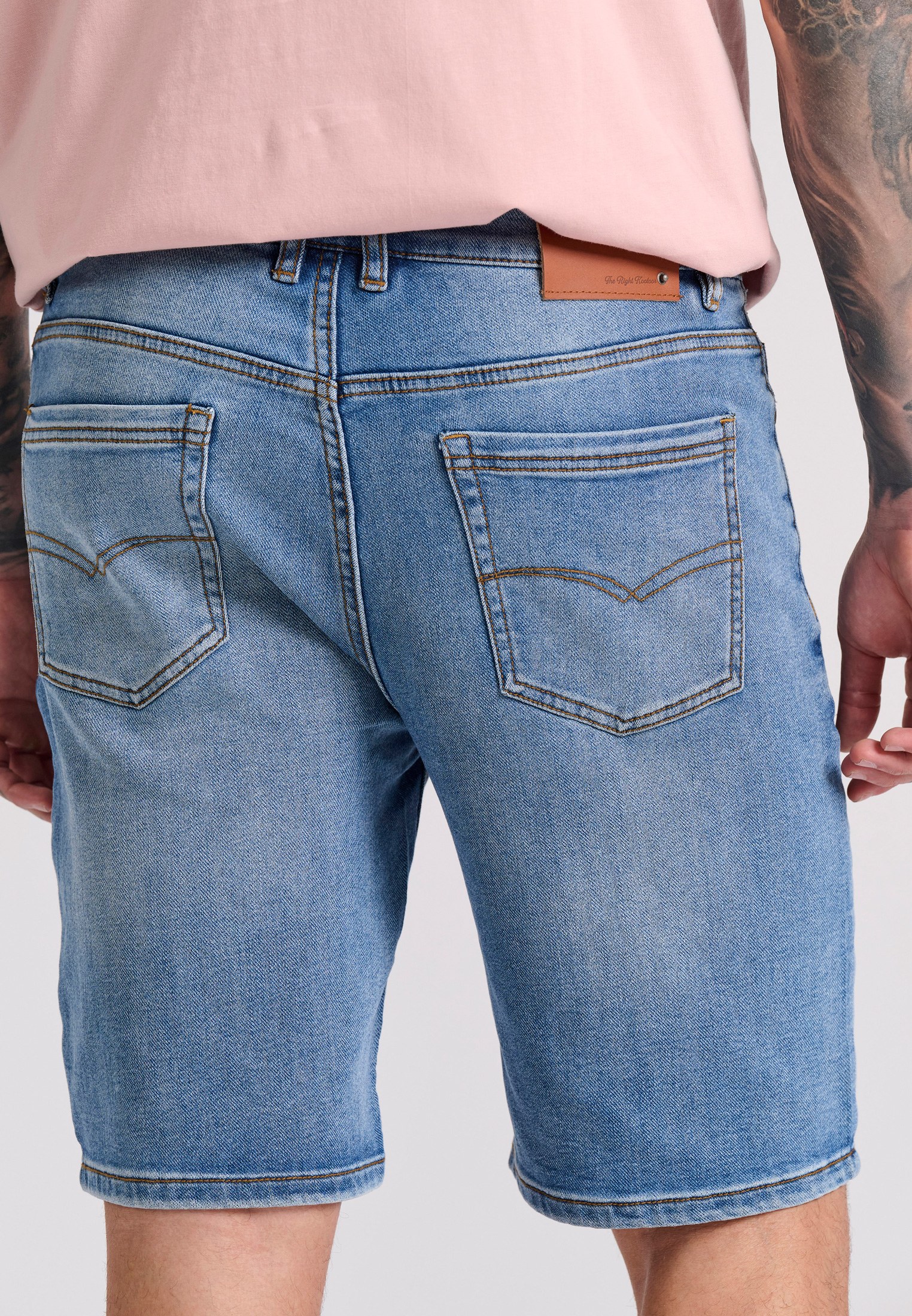Ανδρική τζιν βερμούδα με ελαφρύ ξεθώριασμα φωτογραφία