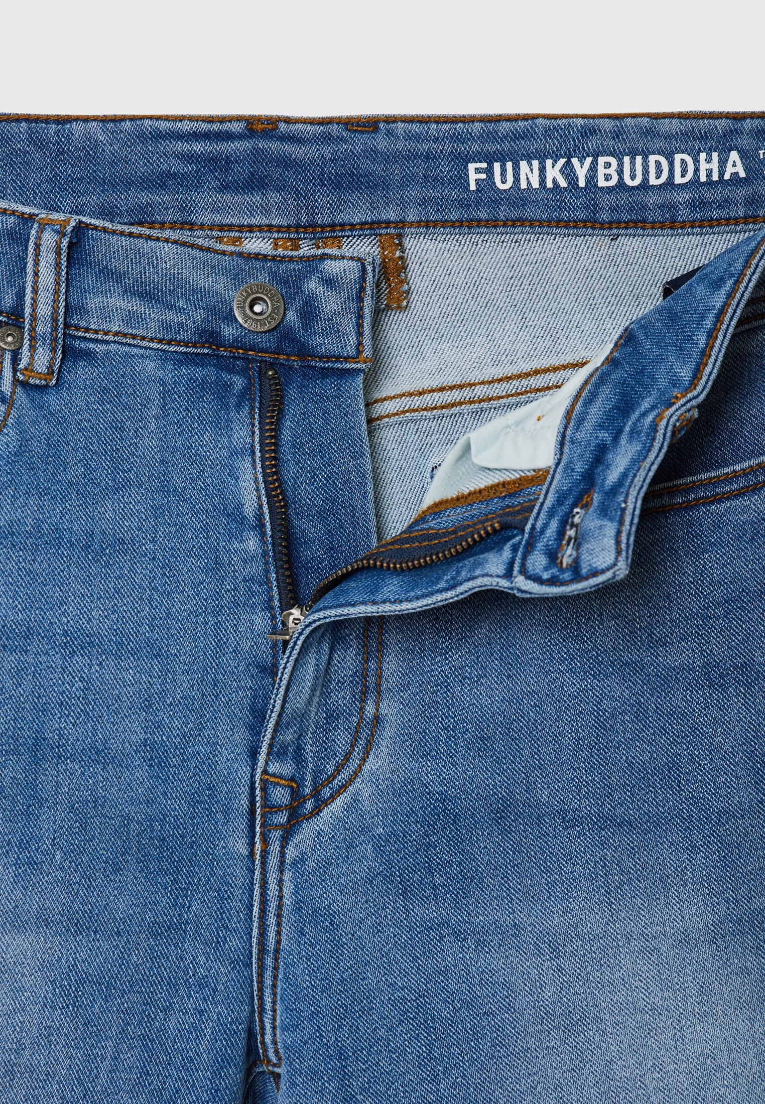 Ανδρική τζιν βερμούδα με ελαφρύ ξεθώριασμα φωτογραφία