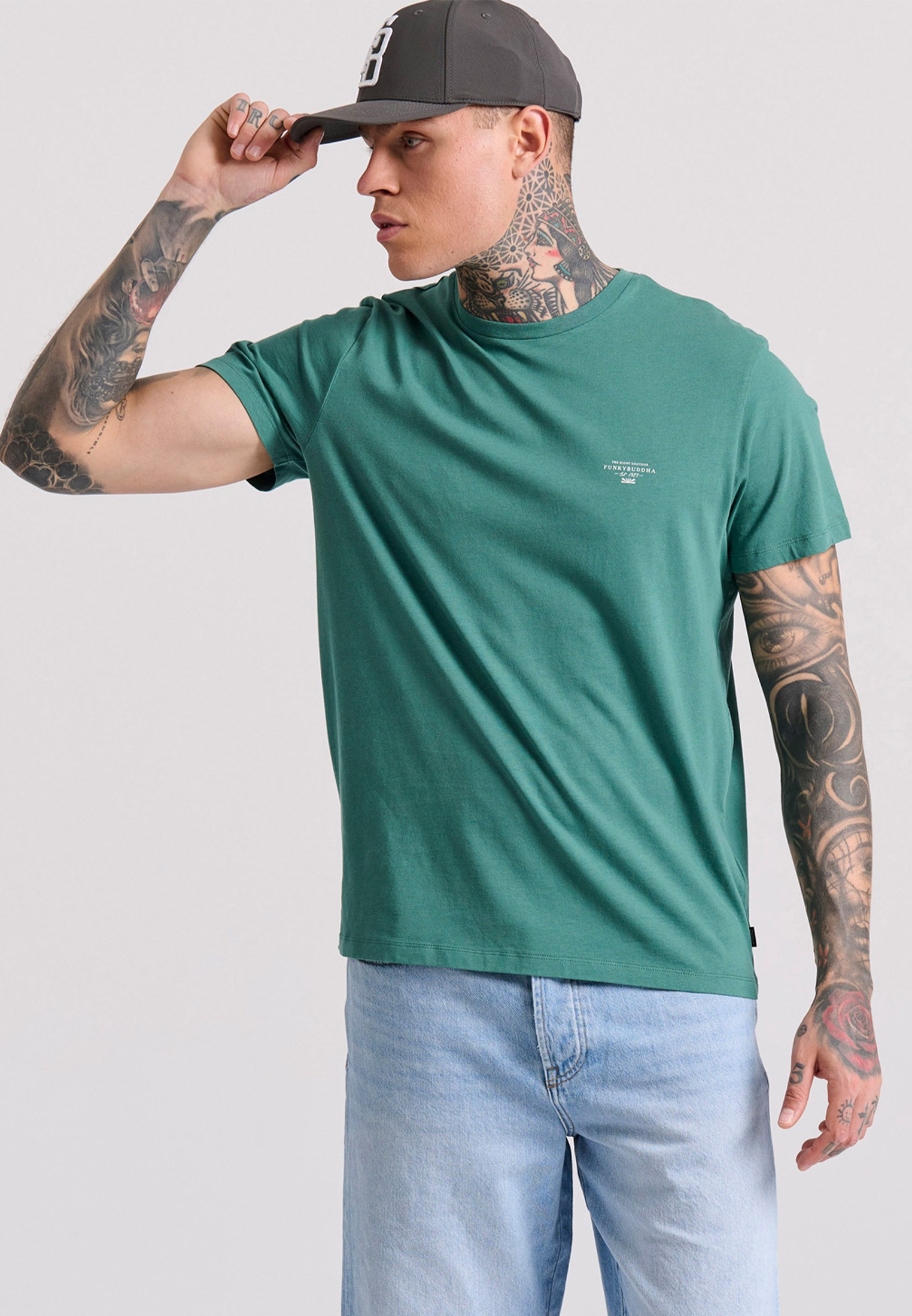 Ανδρικό καπέλο με κέντημα φωτογραφία