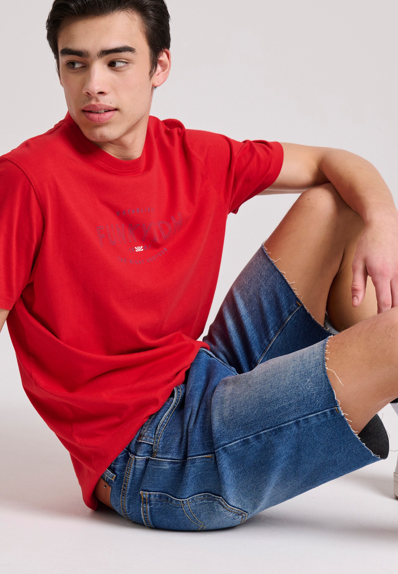 Comfort fit τζιν βερμούδα με raw edges