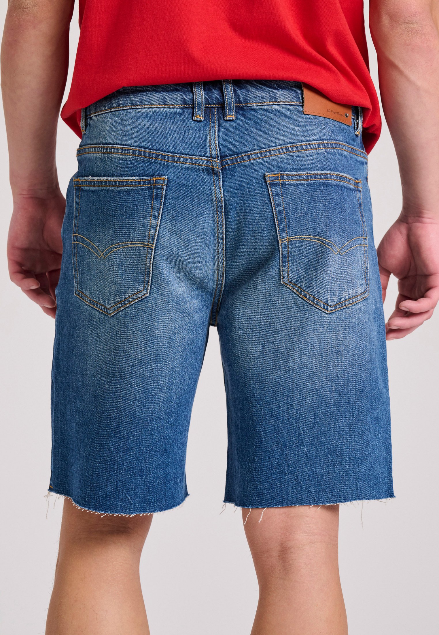 Comfort fit τζιν βερμούδα με raw edges