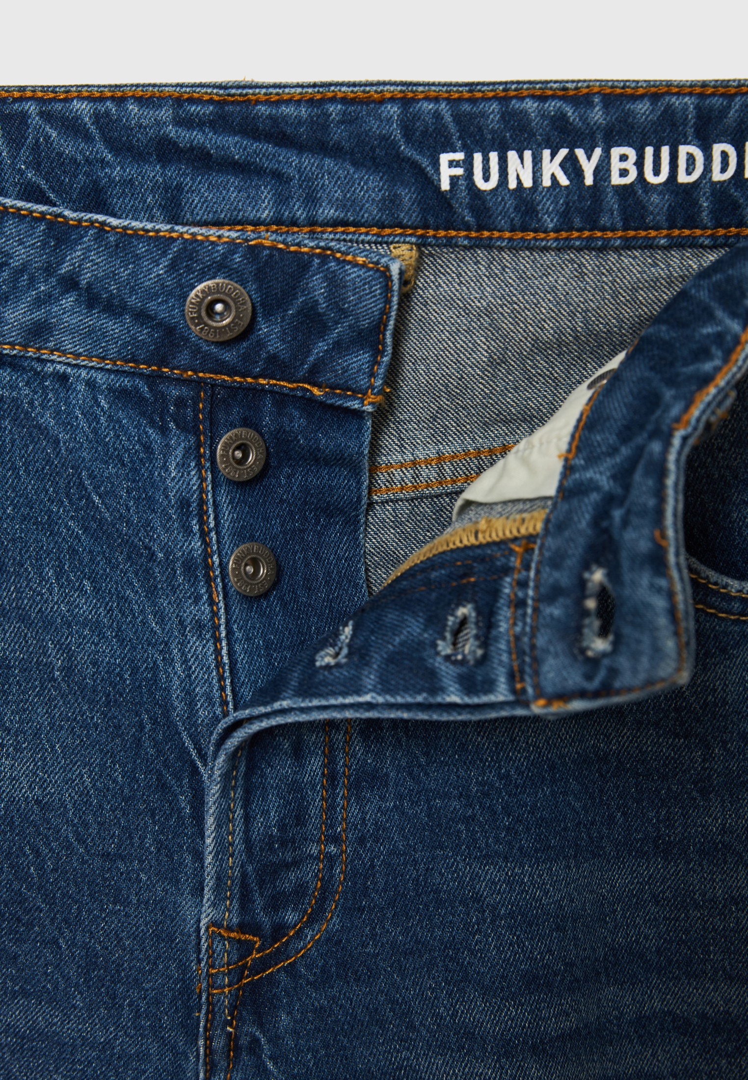 Comfort fit τζιν βερμούδα με raw edges